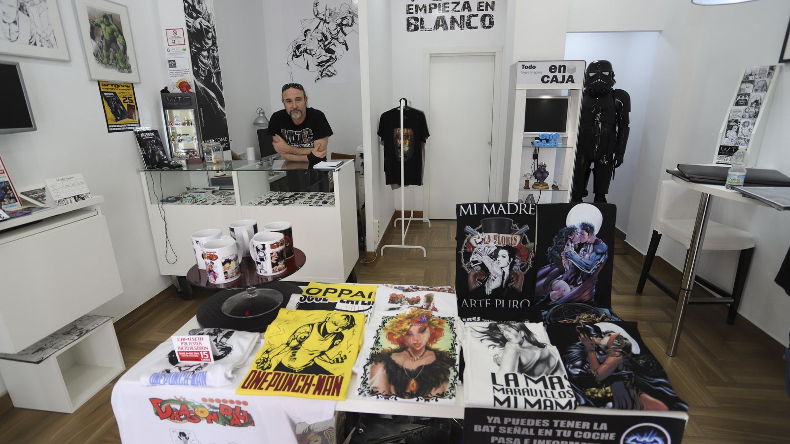 Salvador Navarro en su tienda Welcome to comic.