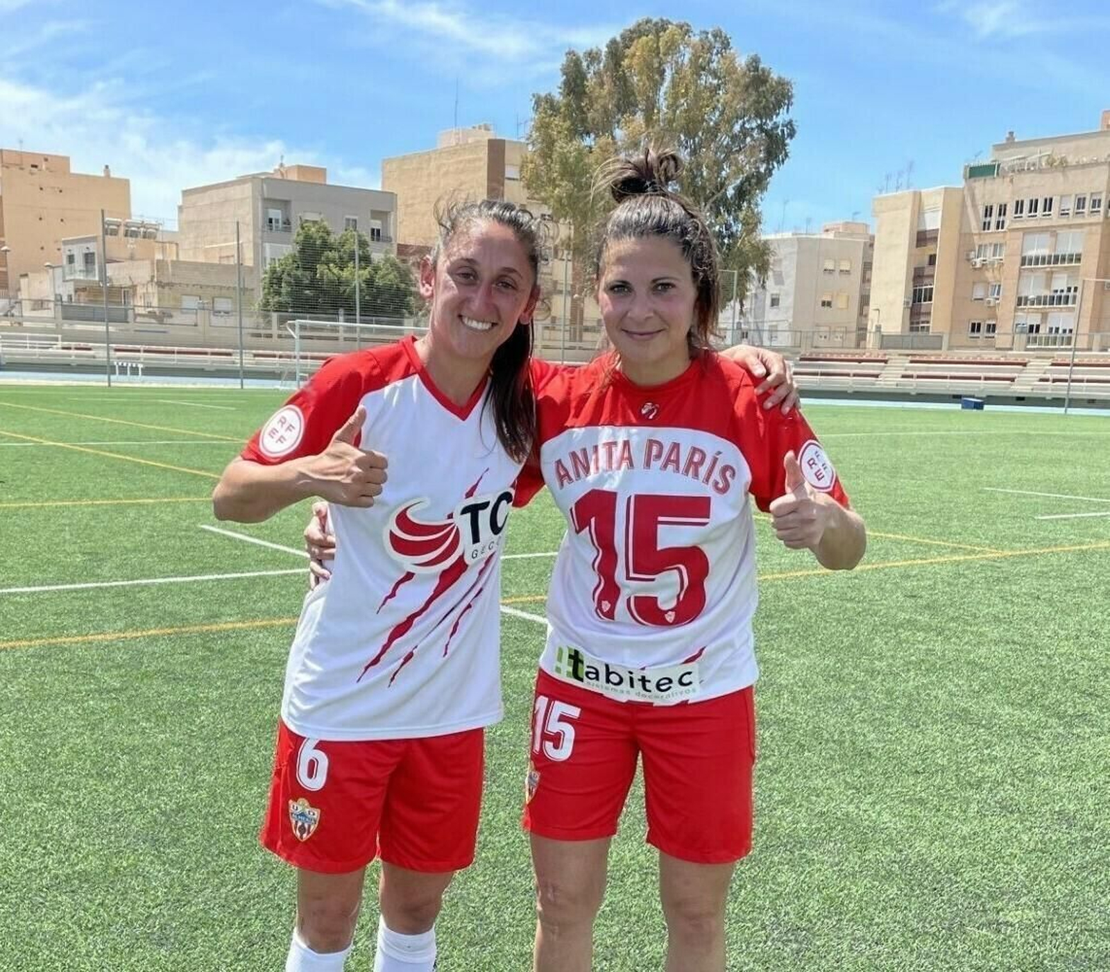 Mati Vallejo posa junto a Anita París después de un partido de su etapa con el Almería femenino.