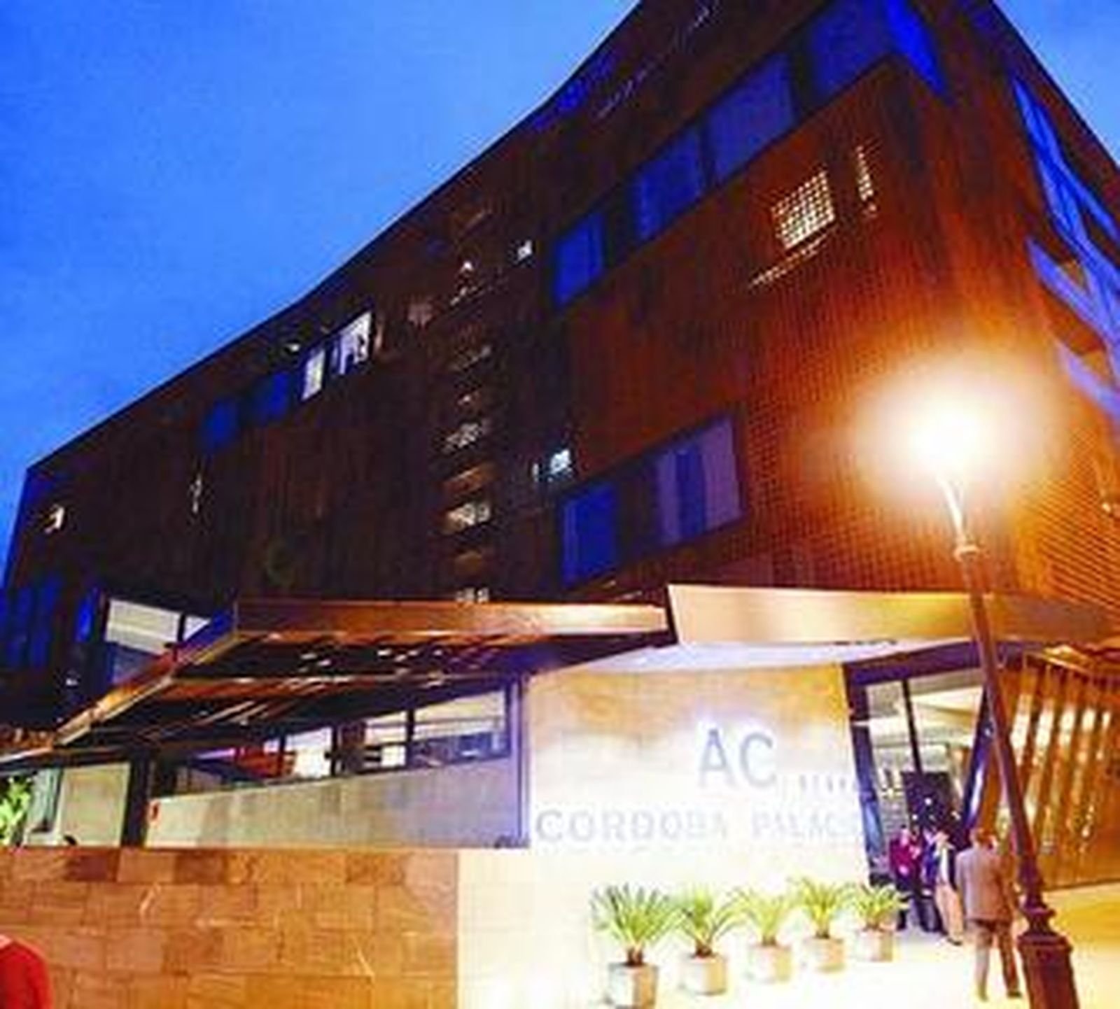 1 y 2. El lujoso AC Córdoba Palacio, una opción cercana con promociones especiales para conocer un hotel de reciente creación. 3. El restaurante Pando de la calle Cuna, para quienes se decante sólo por la cena, con regalo incluido al hacer la reserva. 4. Islantilla Golf Resort, opción en la costa onubense. 5. El hotel Casa Romana, en pleno centro de Sevilla, ofrece cena y alojamiento en un entorno íntimo. 6. El Hesperia Sevilla, en el que se puede elegir entre sólo la cena en el restaurante Porta Coeli y otras ofertas que incluyen una noche de hotel.