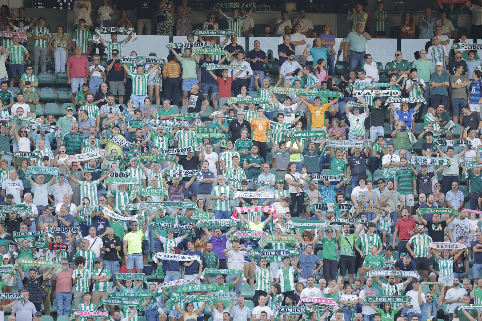 Búscate en la fotos del Betis-Sparta