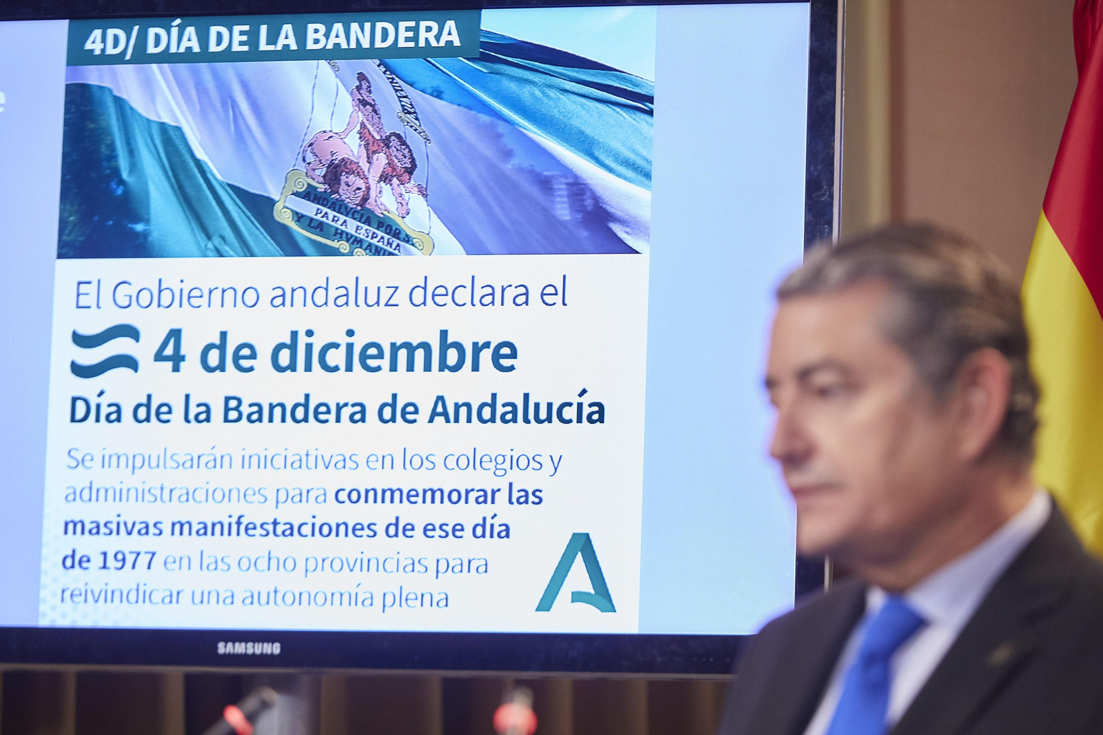 El consejero de la Presidencia, Antonio Sanz, habla sobre el Día de la Bandera.