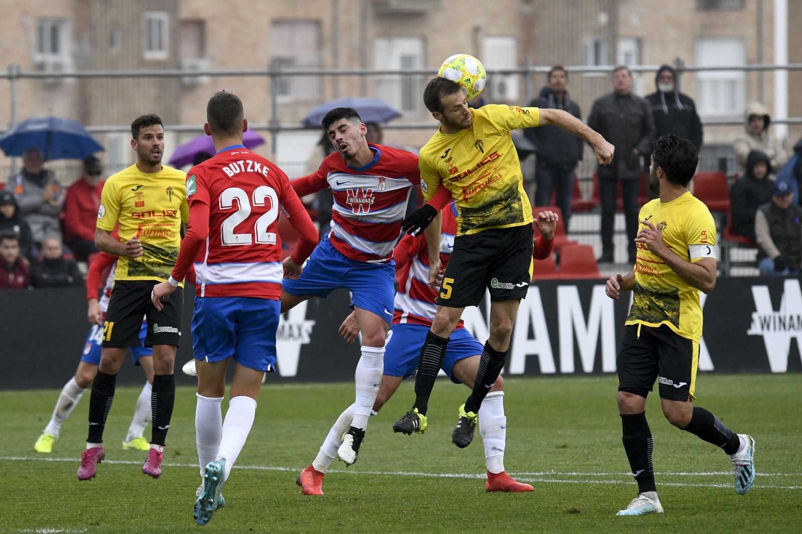 Adri Butzke, de espaldas, es el último jugador del Recreativo en marcar un tanto en la Ciudad Deportiva.
