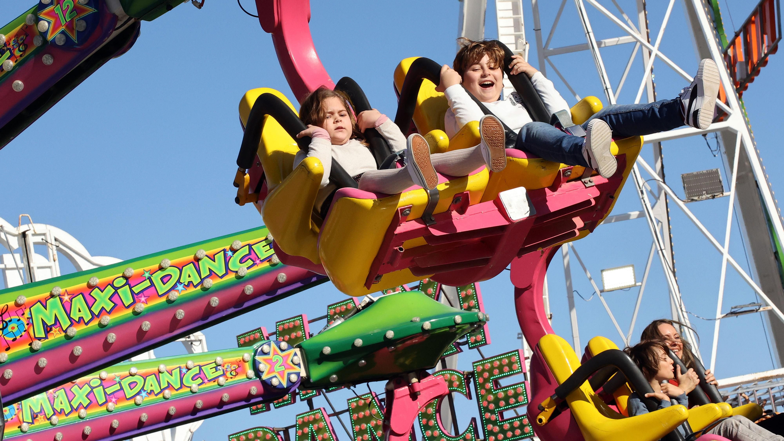 El parque de atracciones de Navidad junto a la Feria volvió a llenarse este sábado El parque de atracciones de Navidad junto a la Feria volvió a llenarse este sábado