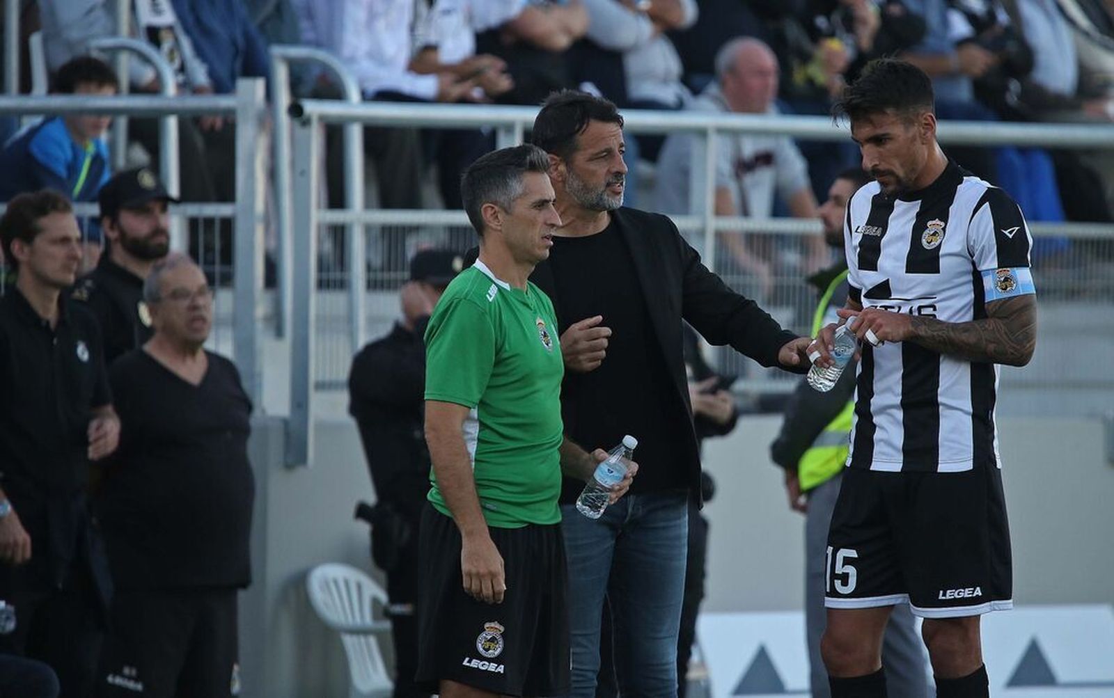 Diego Jiménez oye las instrucciones de Mere durante un partido