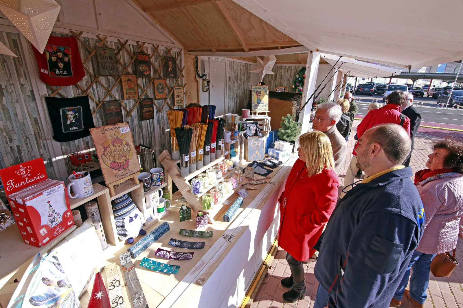 La alcaldesa y el director de Ikea Jerez en uno de los puestos del mercadillo navideño.