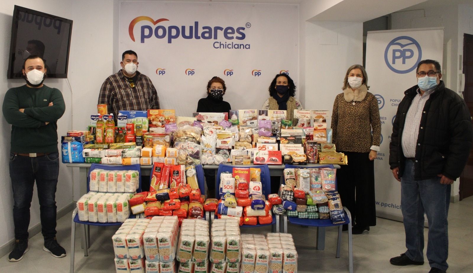 Responsables de la campaña posan con los alimentos recogidos.