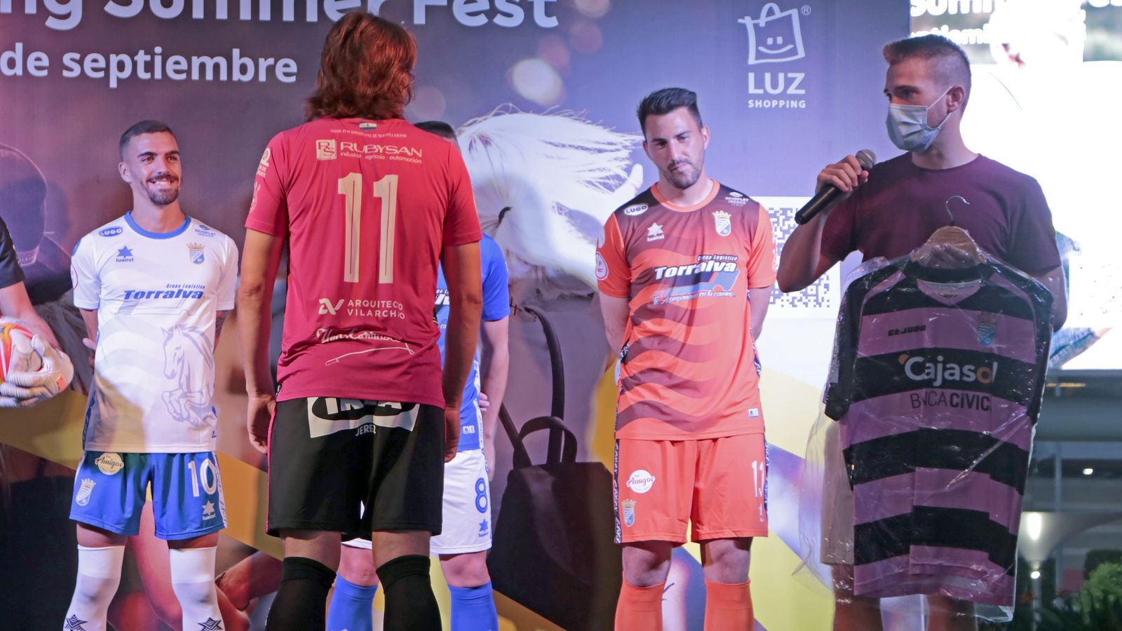 Imágenes de la presentación de las nuevas camisetas del Xerez CD en Luz Shopping