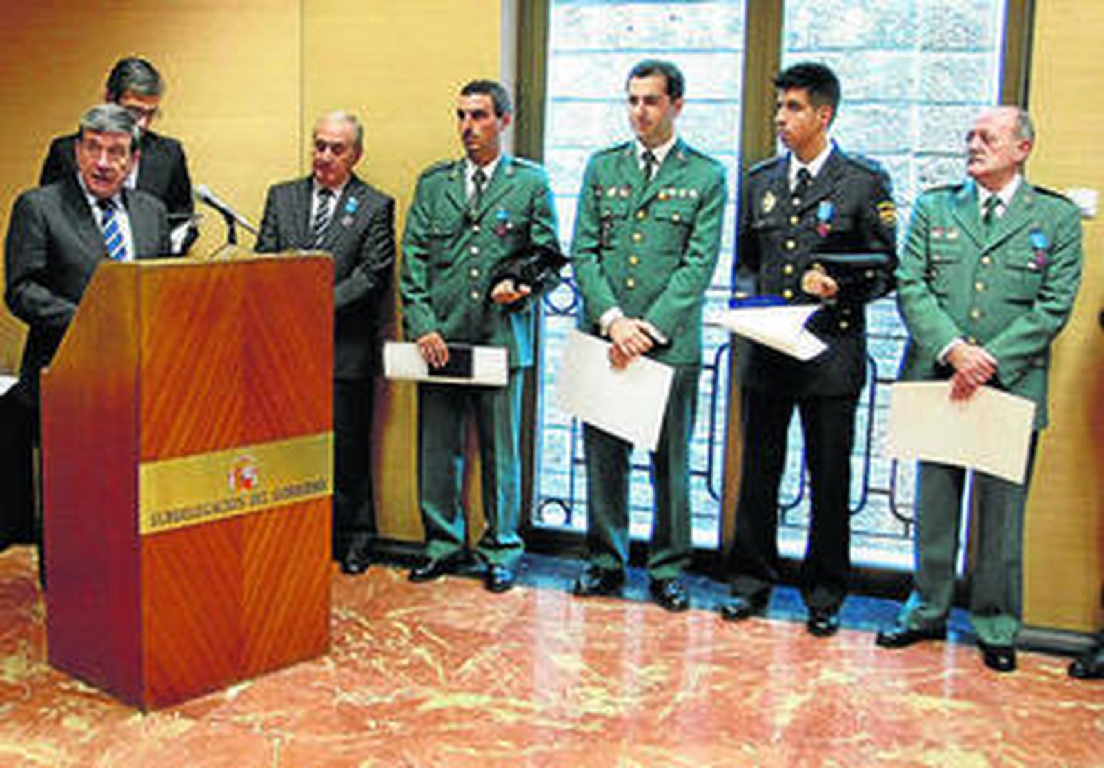 En la imagen, todos los condecorados escuchan a García Garrido.