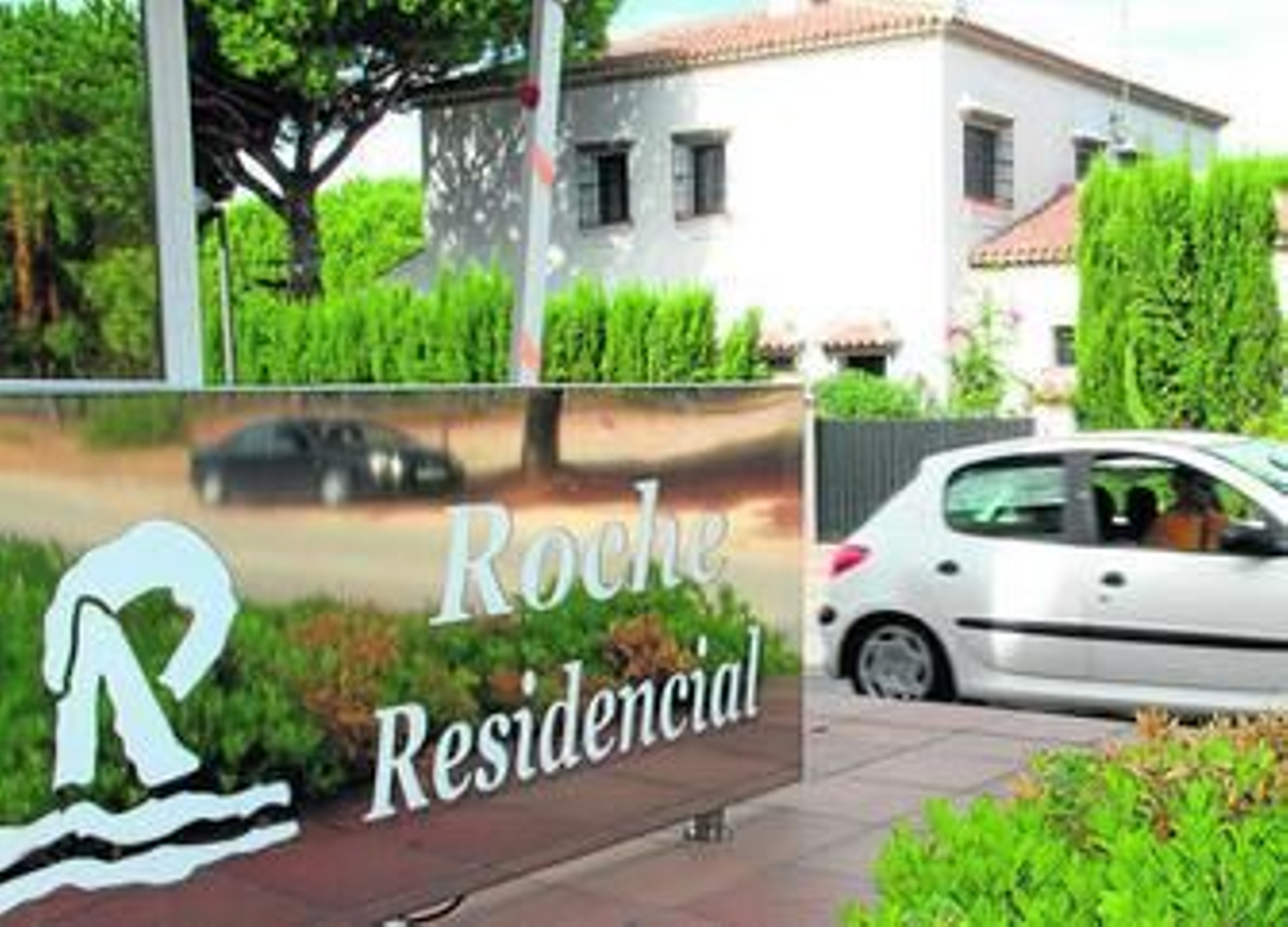 Entrada a la urbanización Roche Residencial, construida en los años sesenta y setenta en 200 hectáreas de monte público cedido por Conil.