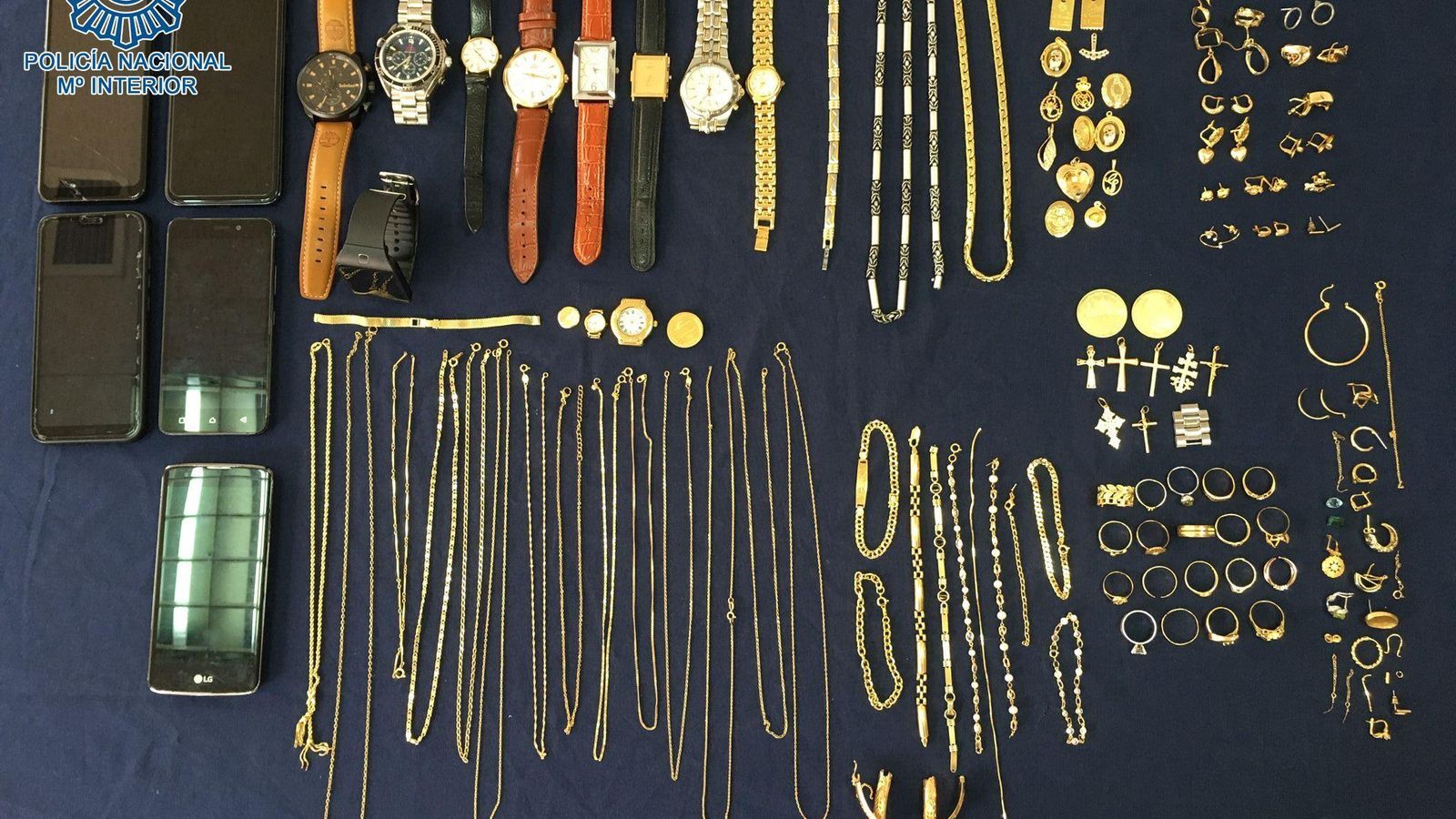 Móviles, relojes y sortijas intervenidas.