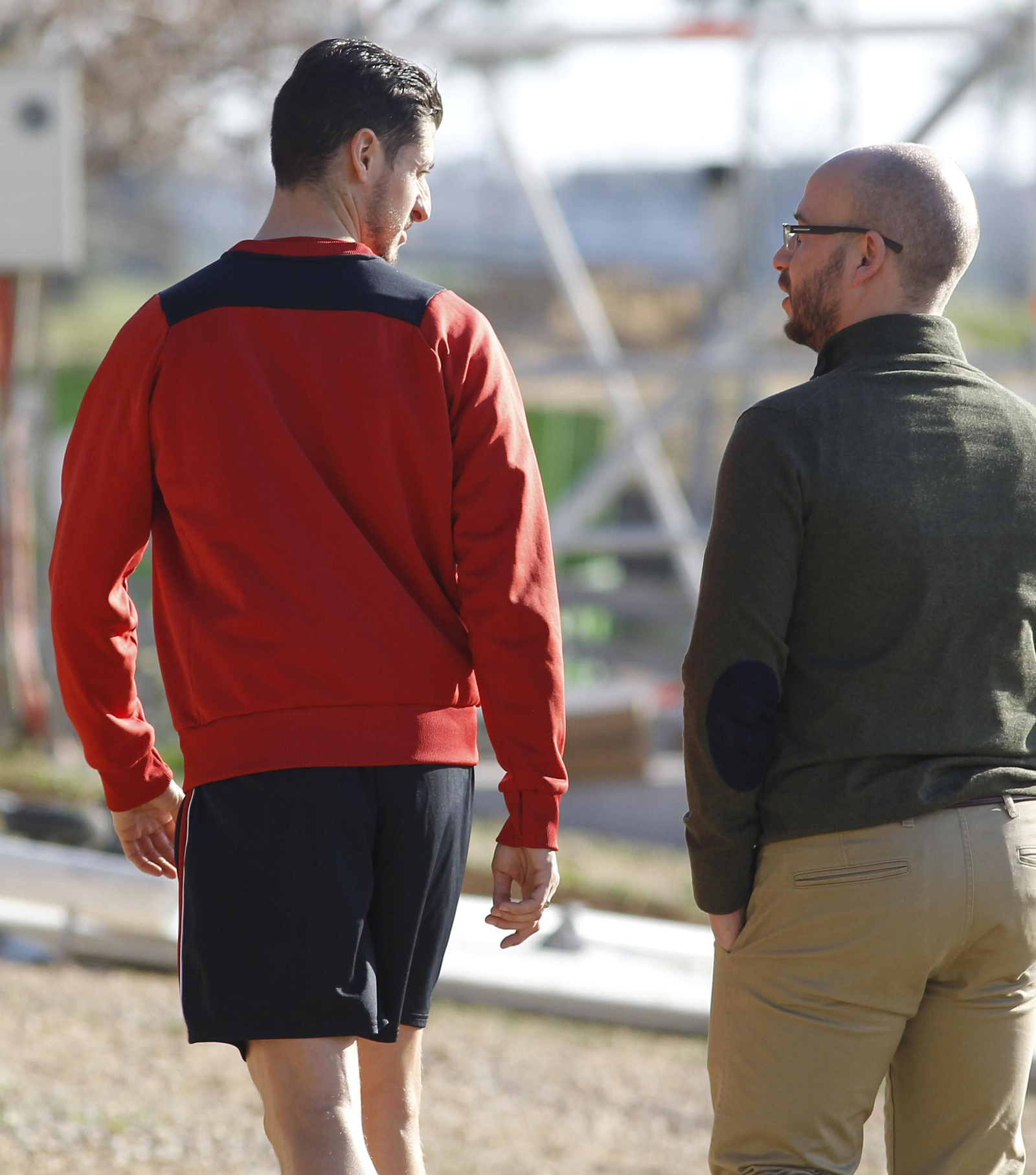 Escudero se retira de un entrenamiento acompañado del doctor Adolfo Muñoz.