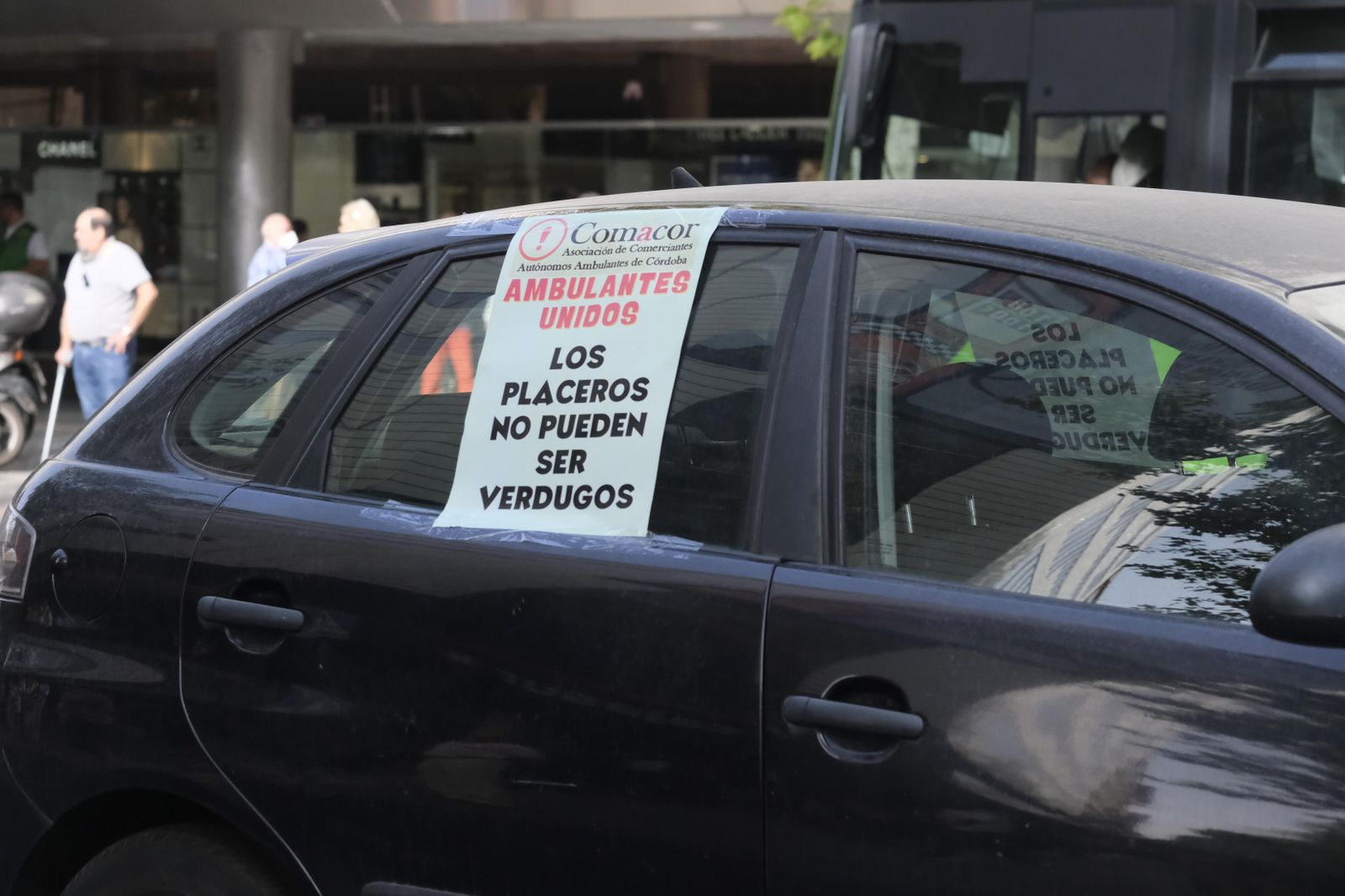 Las protestas del comercio ambulante colapsan el centro de Córdoba, en imágenes