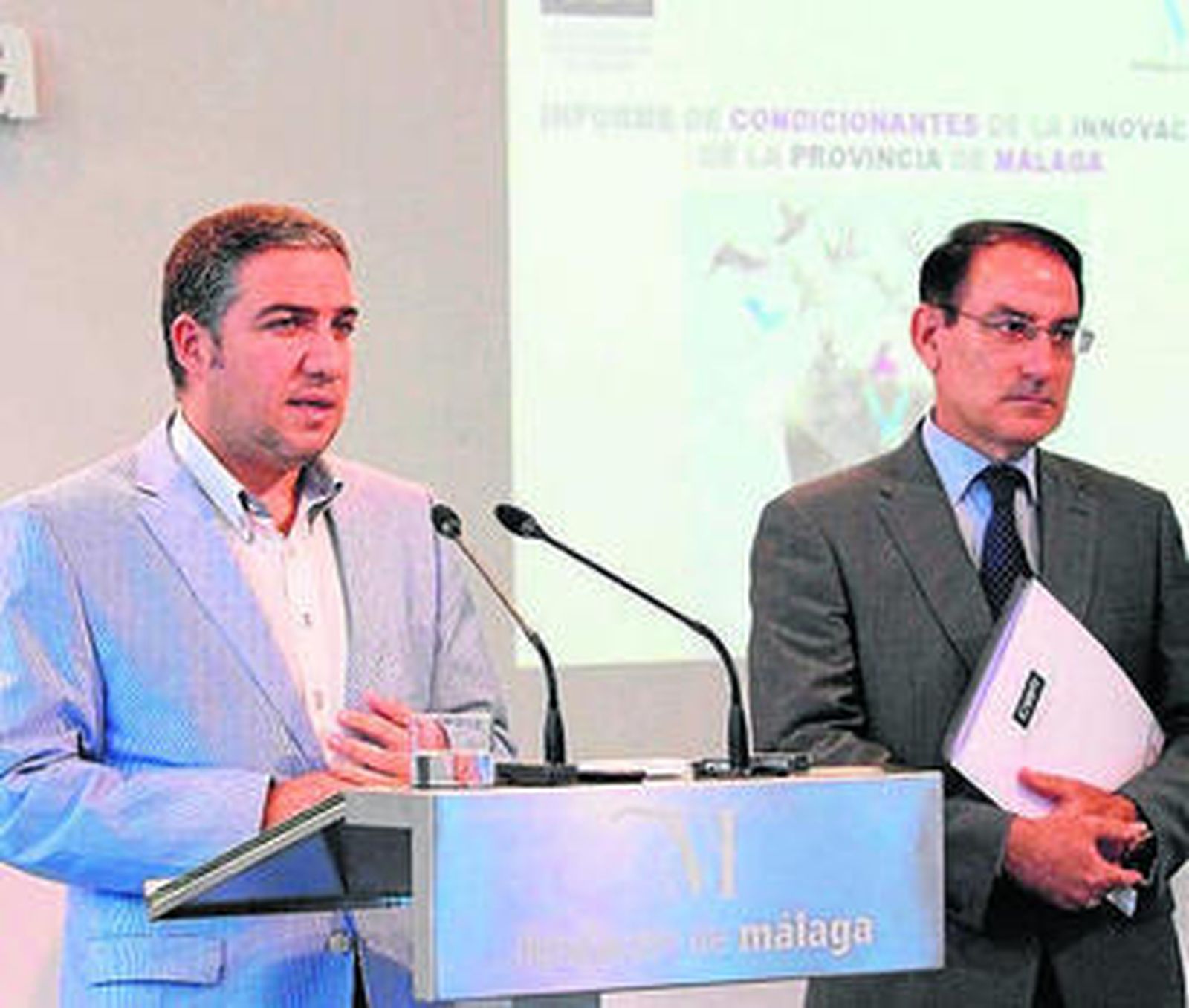 Bendodo y González de Lara, ayer durante la presentación del informe.