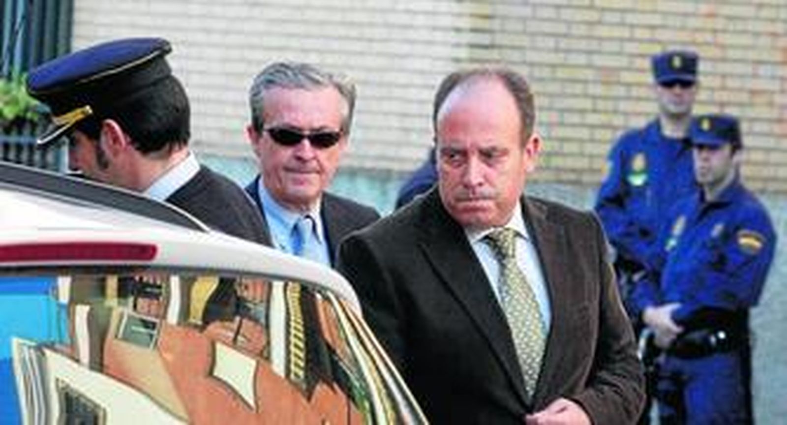 El juez Francisco de Asís Molina, seguido del fiscal del caso, Luis Martín, en una reconstrucción en León XIII.