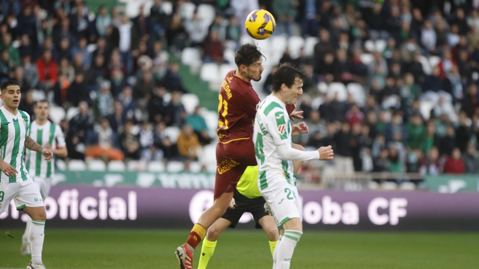 Magunazelaia salta en disputa del balón con Unai Vencedor, en el Córdoba CF - Racing de Santander.
