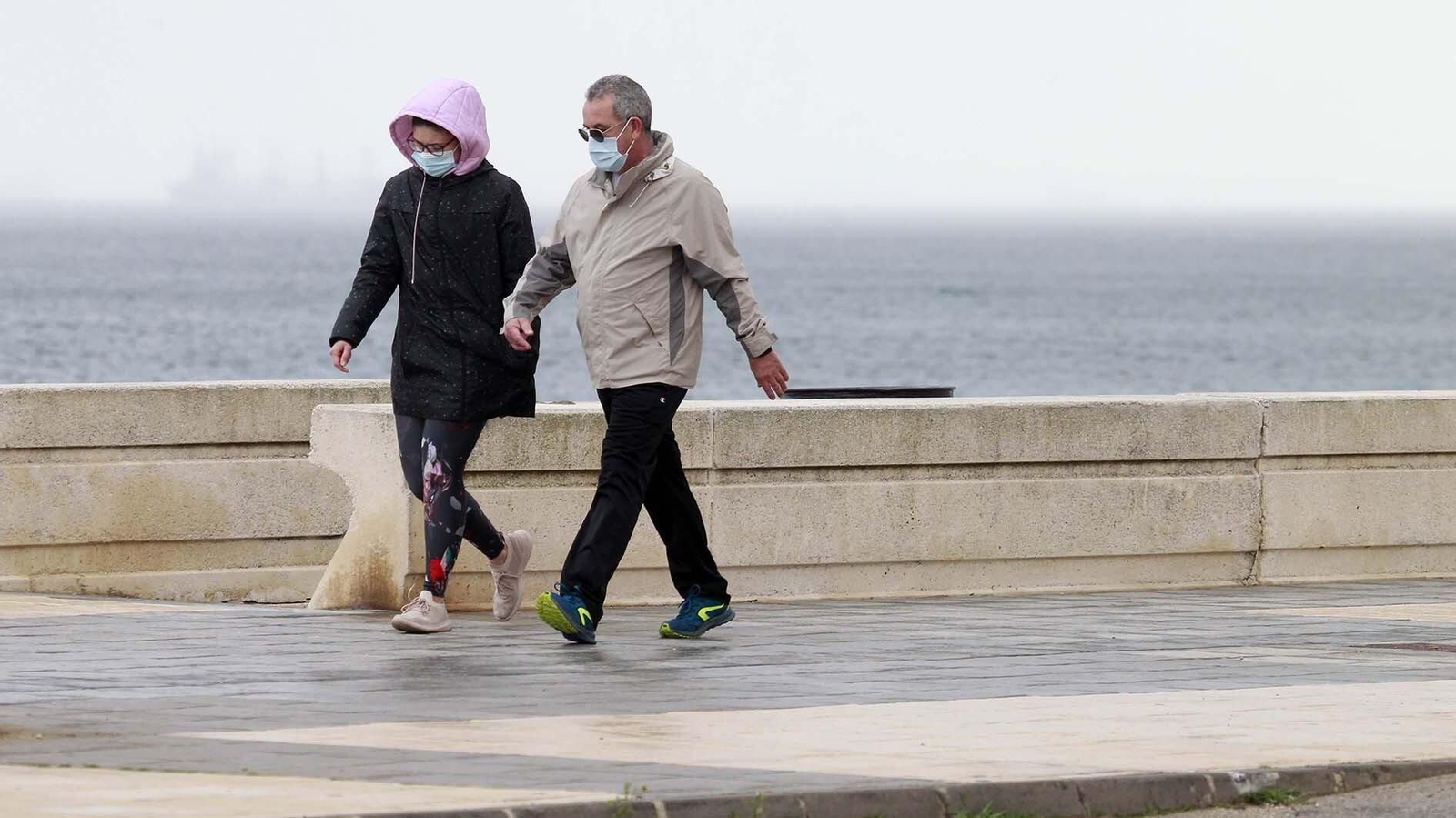 Dos personas pasean por La Línea.