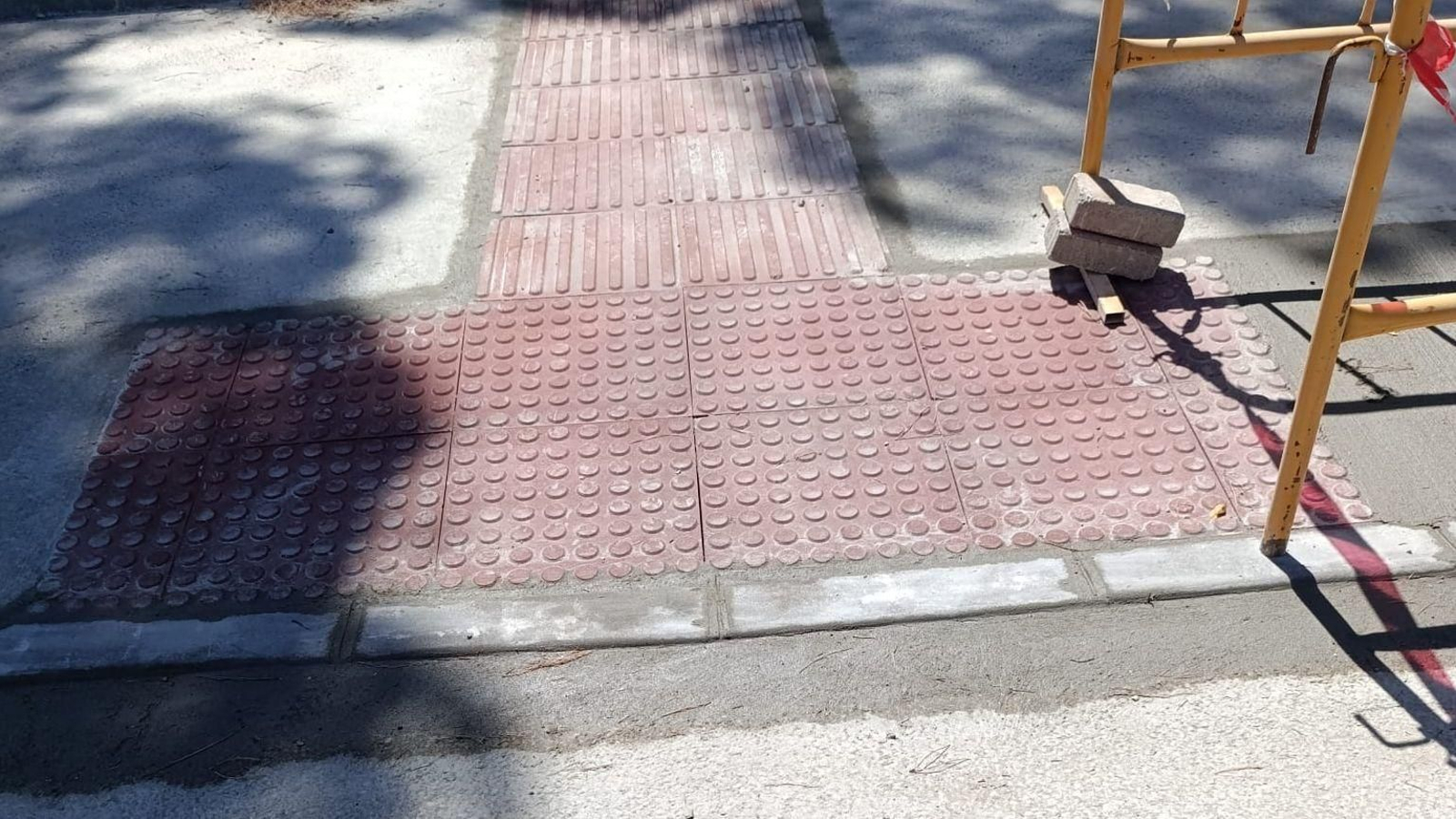 Una imagen del nuevo rebaje junto al paso de peatones.