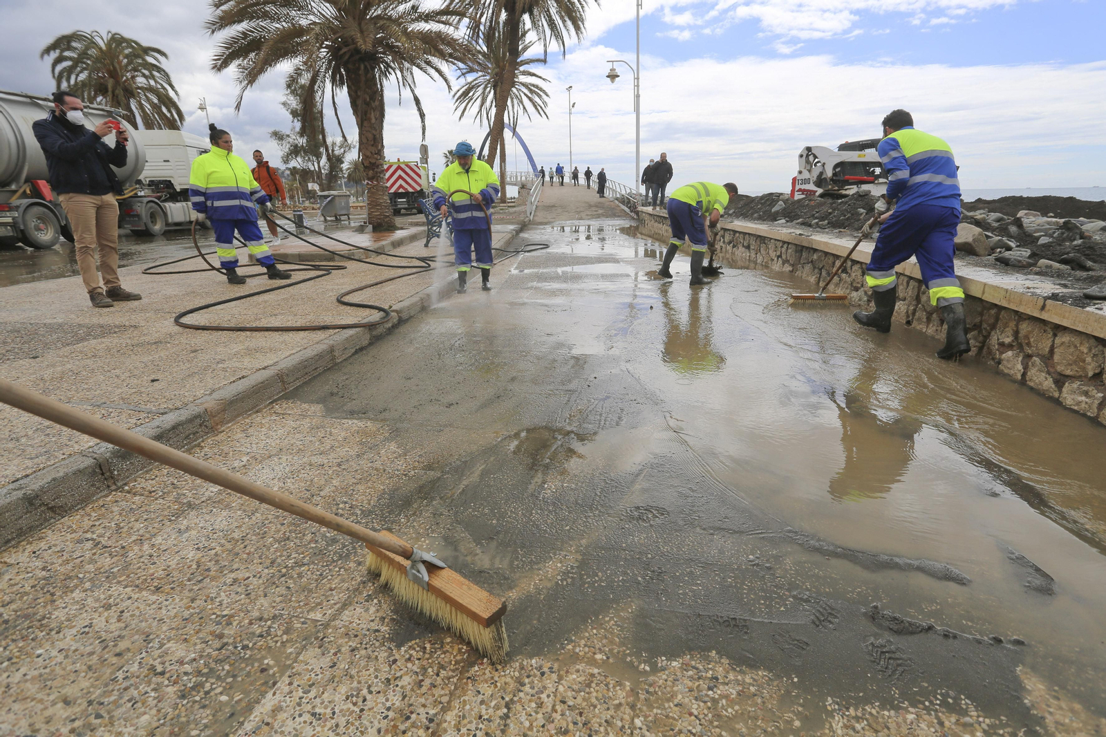 Las fotos de los trabajos en los paseos marítimos y chiringuitos de Málaga para paliar los efectos del temporal