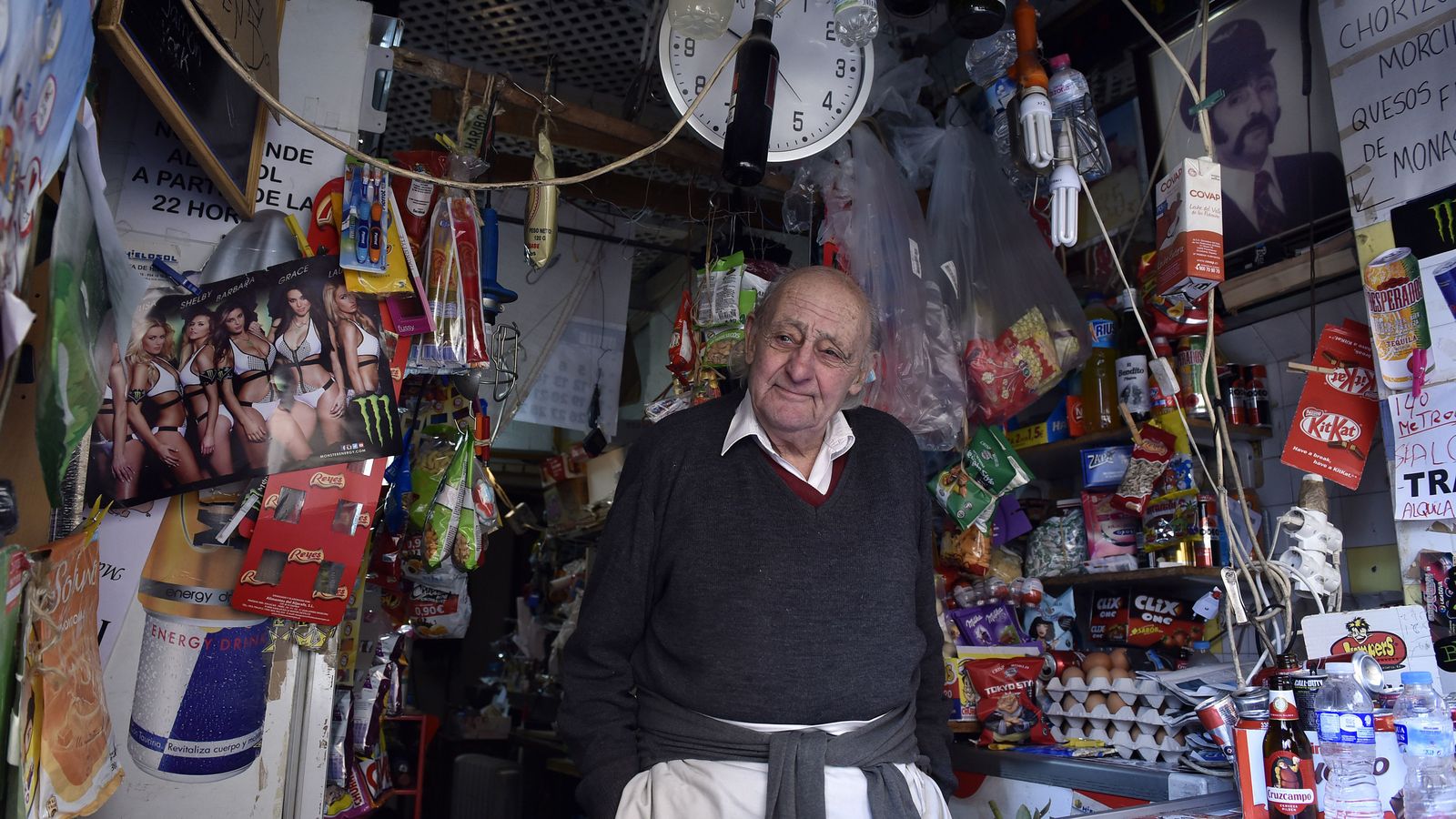 Antonio, en su tienda-desavío La Extremeña junto a una foto juvenil cuando fue a Islandia.