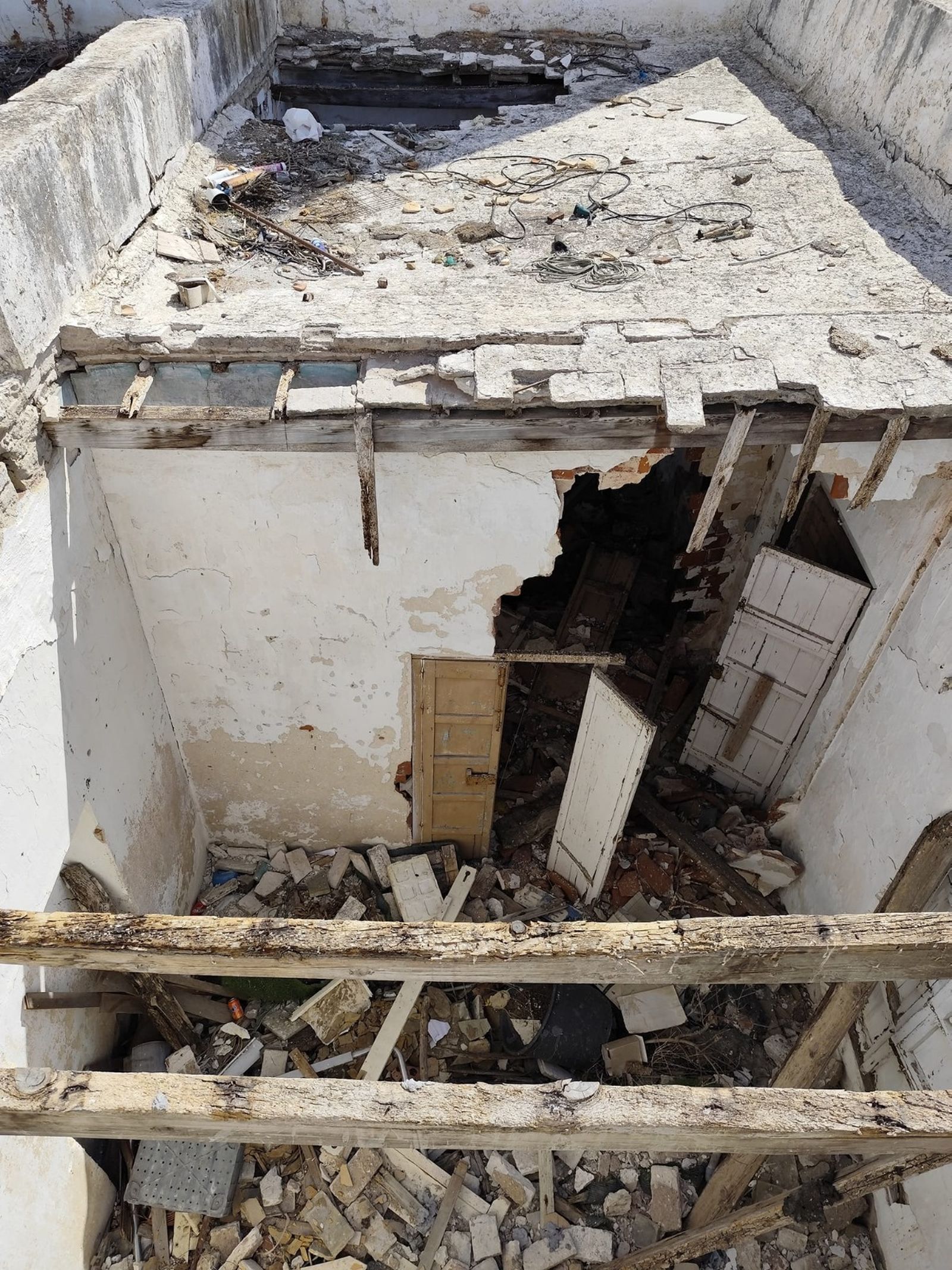 Estado ruinoso de la casa colindante a la de los vecinos de Isla Cristina que se quejan por las ratas.