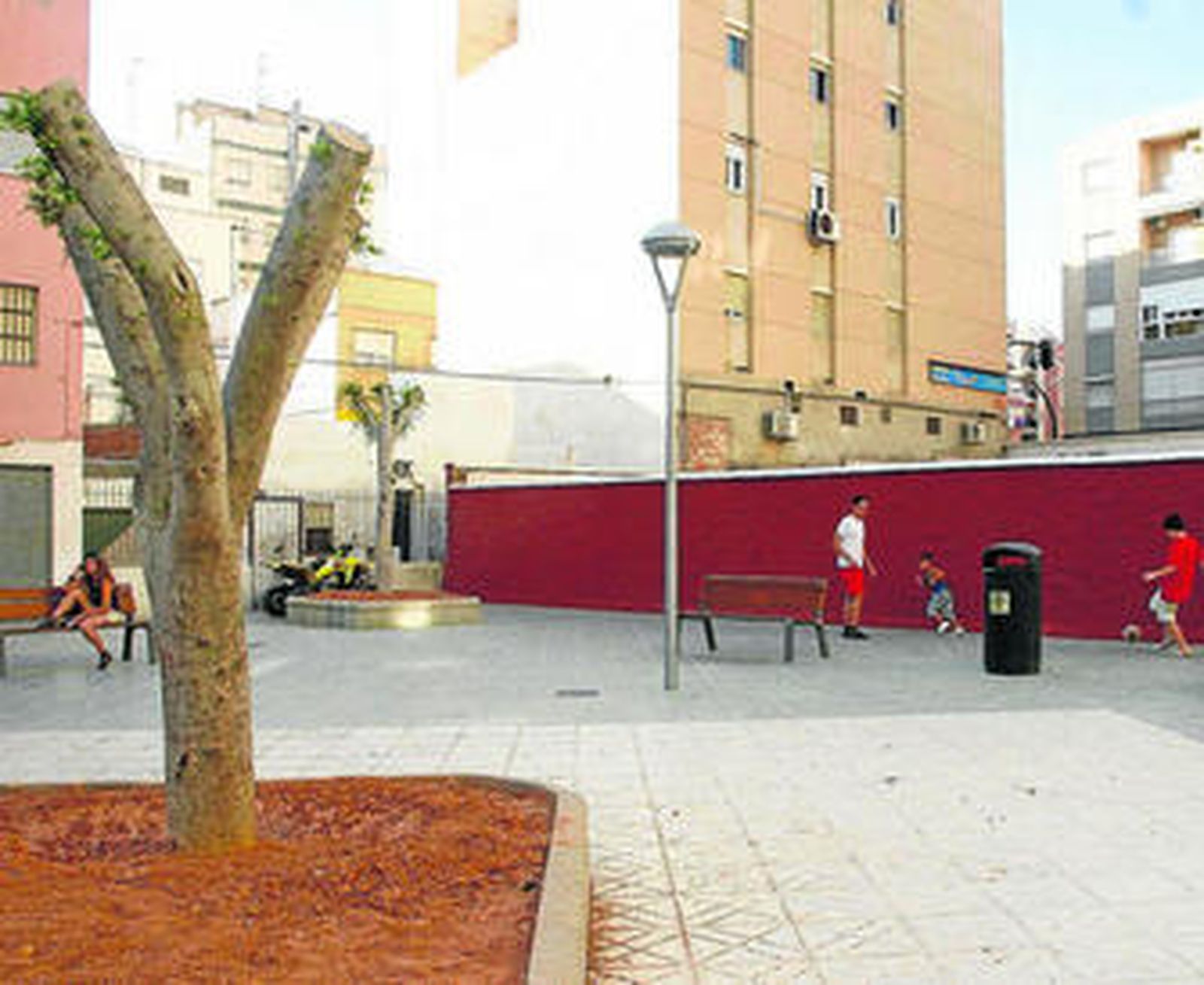 Plaza Carabineros y solar anexo, en el barrio de El Zapillo.
