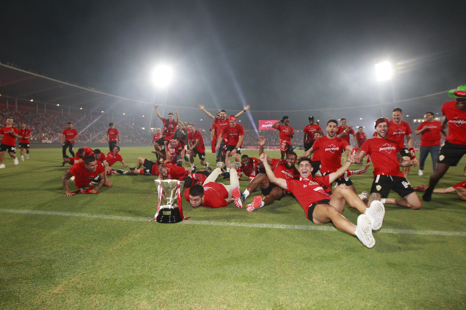 Las imágenes de la fiesta del ascenso de la U.D. Almería en el Estadio Mediterráneo.
