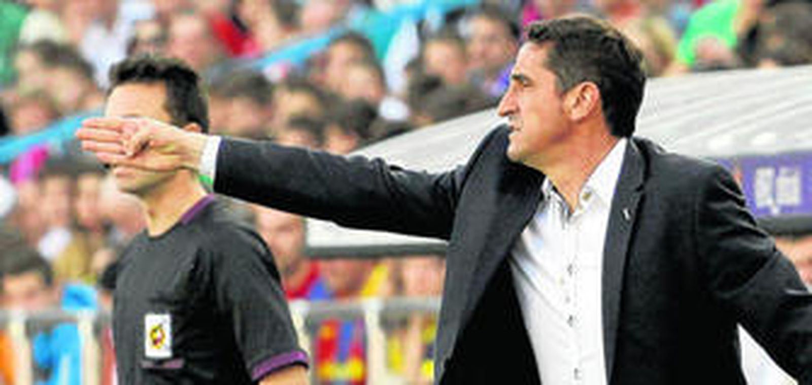 Manolo Jiménez da instrucciones a sus jugadores durante un partido reciente en La Romareda.