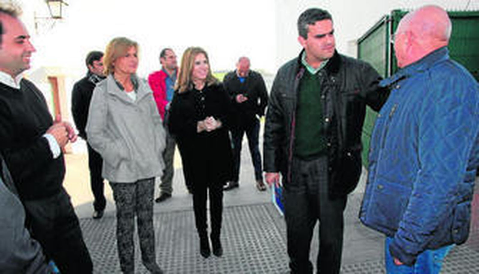 Esperanza Oña, junto a Antonio Saldaña, Ana Mestre y el alcalde de Vejer, José Ortiz, ayer en la localidad vejeriega.