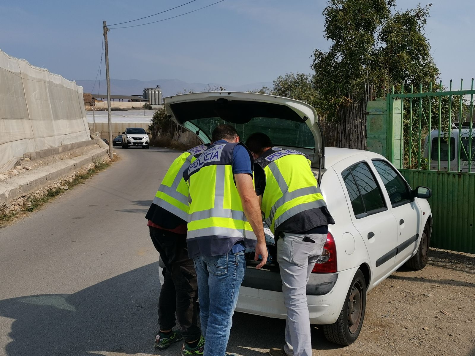 La Policía Nacional investiga en el lugar de los hechos.