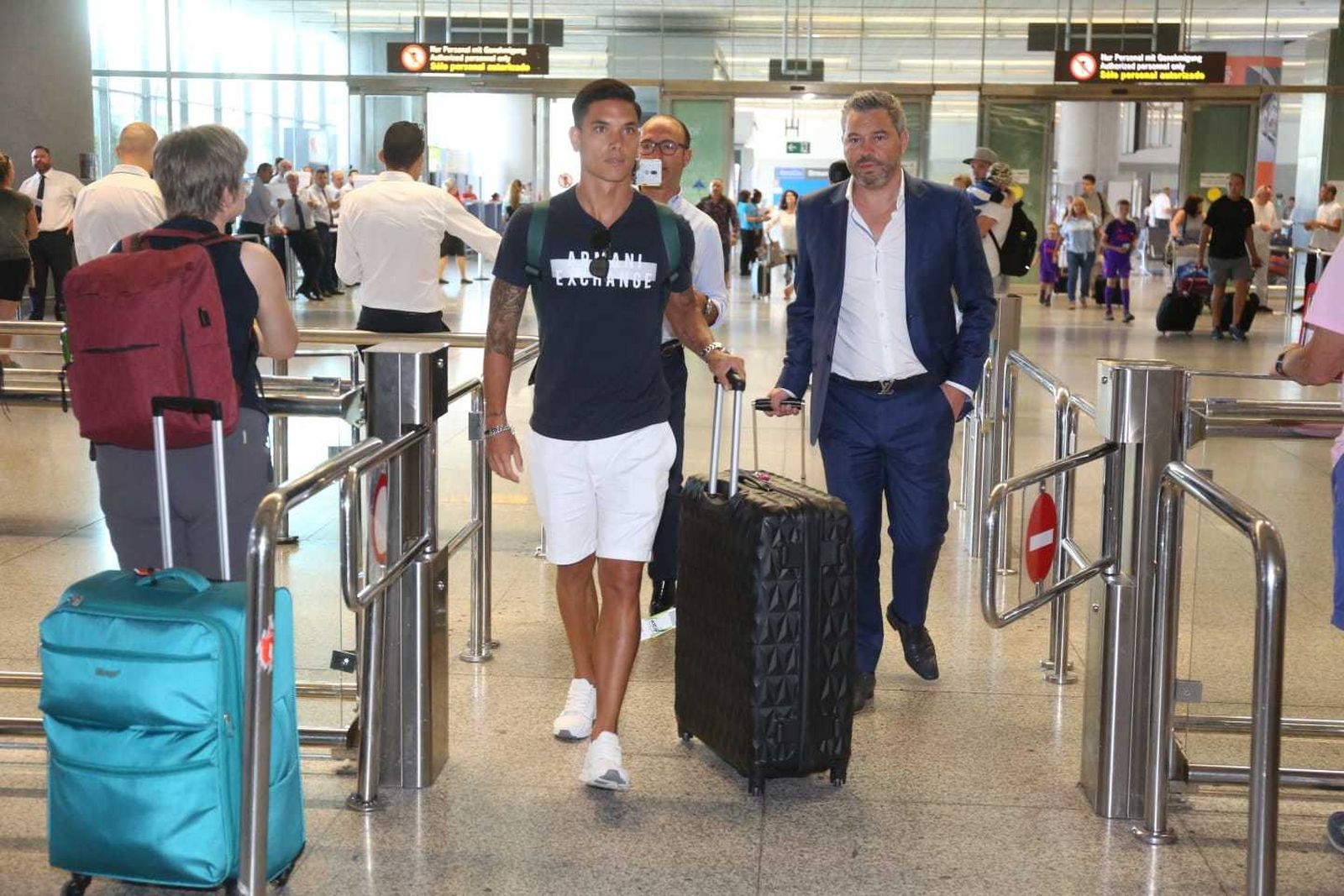 Renato Santos llega a Málaga con sus agentes.