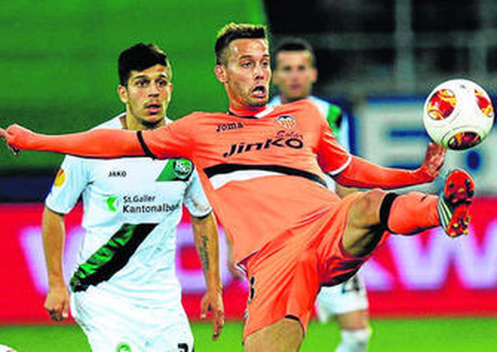 Sergio Canales intenta controlar la pelota.