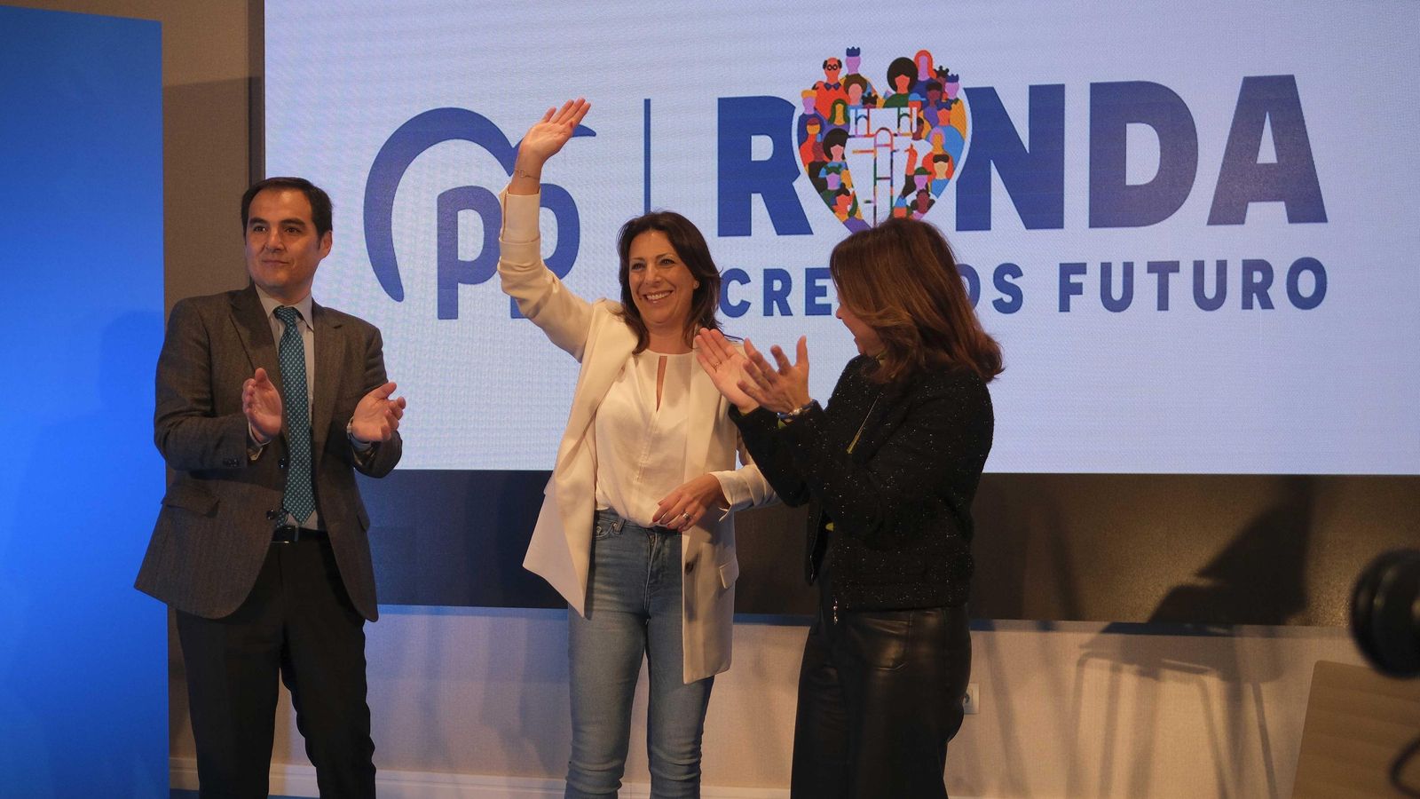 Fernández estuvo arropada por la dirección de su partido. Fernández estuvo arropada por la dirección de su partido.