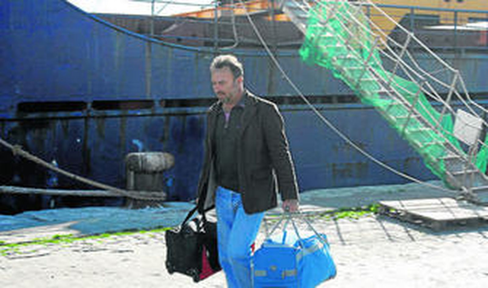 El capitán Christantonis Konstantinos desembarca su equipaje para dejar el 'Arhon' rumbo a Atenas.