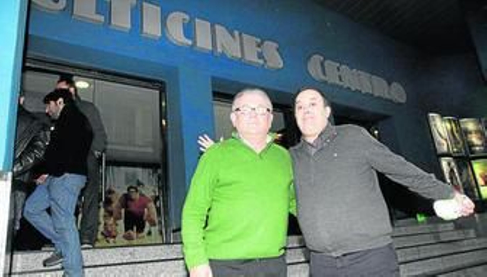 1. La inconfundible fachada de color azul de Multicines Centro, por cuyas vitrinas han pasado los carteles de los grandes estrenos de los últimos 20 años. 2. La última cartelera. 3. Dos amigos acuden por última vez al emblemático cine ubicado en la calle Solarillo de Gracia. 4. Imagen de las taquillas, por donde en los últimos años no han pasado los espectadores necesarios.