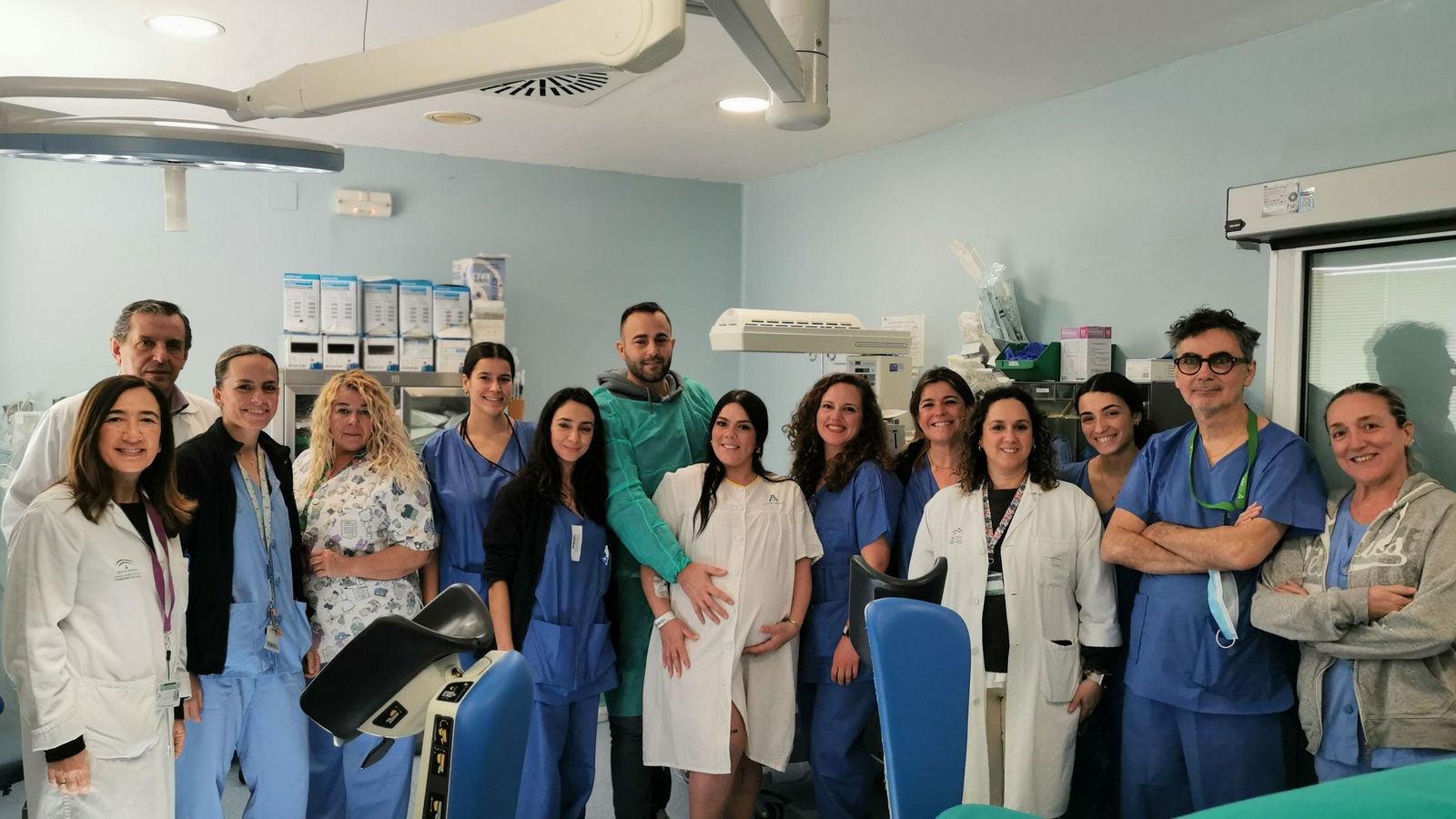 Profesionales de Paritorio con la jefa de servicio, la doctora Rosa Ostos, a la izquierda, y una embarazada y su pareja tras su ingreso en la unidad.