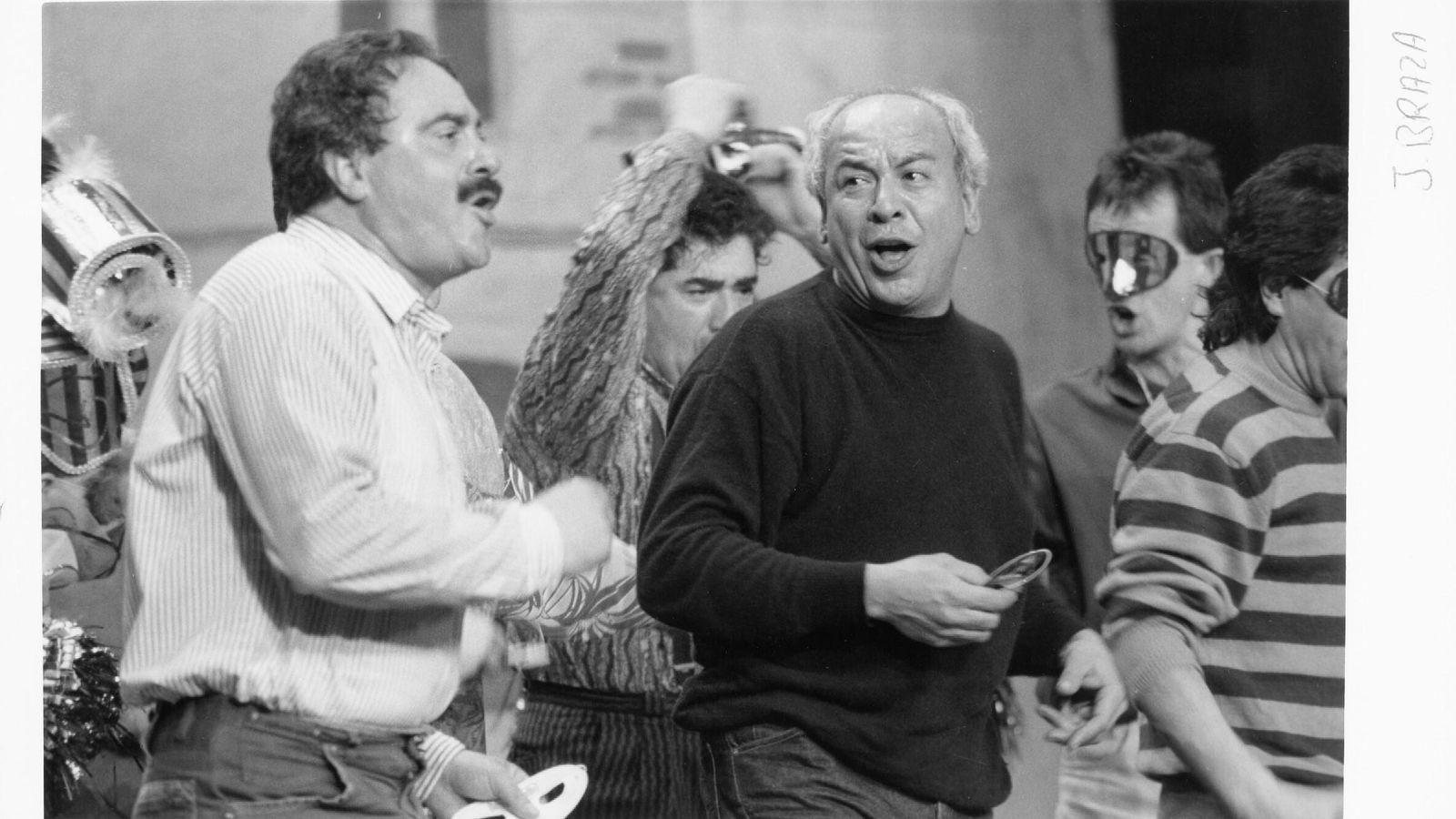 Carli Sibón, primero por la izquierda, junto a Pepe Silva al final del popurrí de 'Anónimo gaditano'.