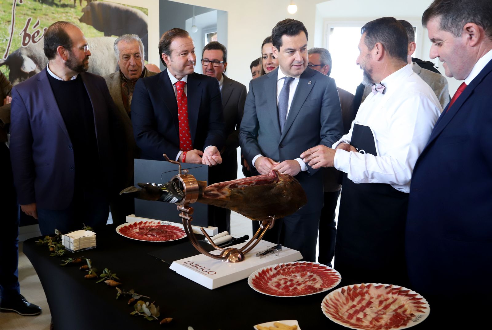 Imágenes de la visita del presidente de la Junta, Juanma Moreno a Jabugo, Ayuntamiento y sede de la DO Jabugo.
