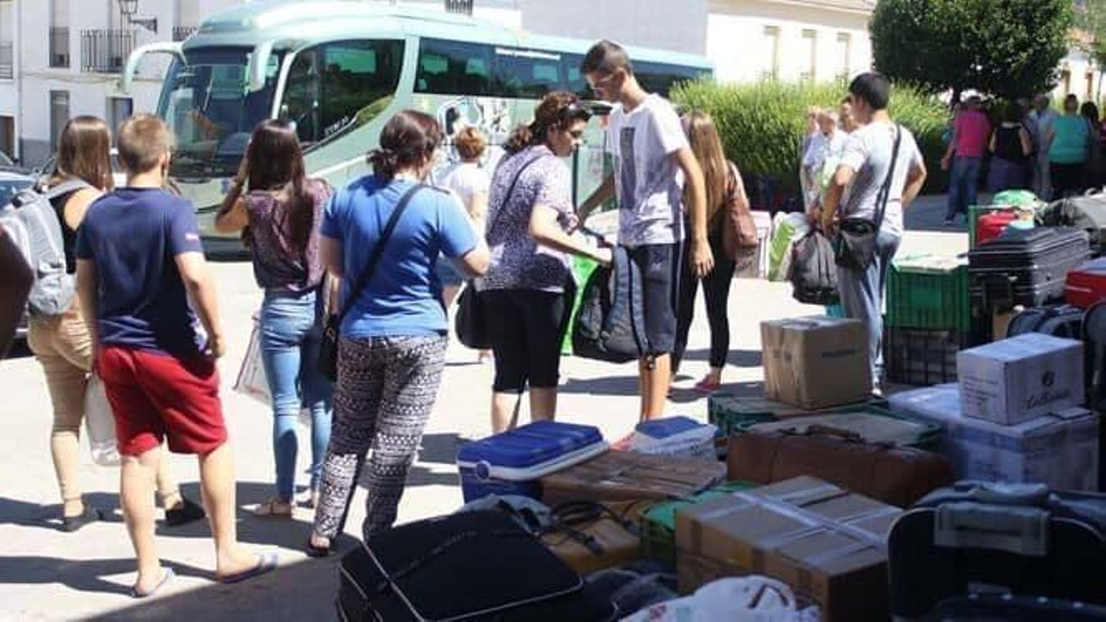 Vecinos de Alcalá del Valle, cargando el equipaje en un autobús camino a Francia años anteriores.