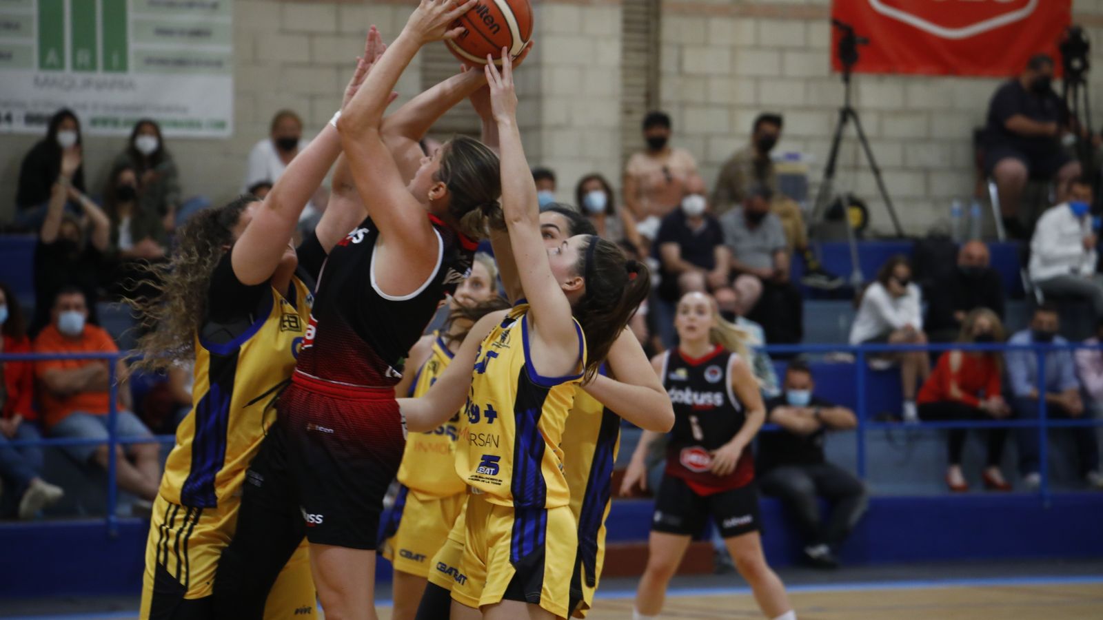 Marta Martínez intenta lanzar a canasta ante la oposición de varias rivales.