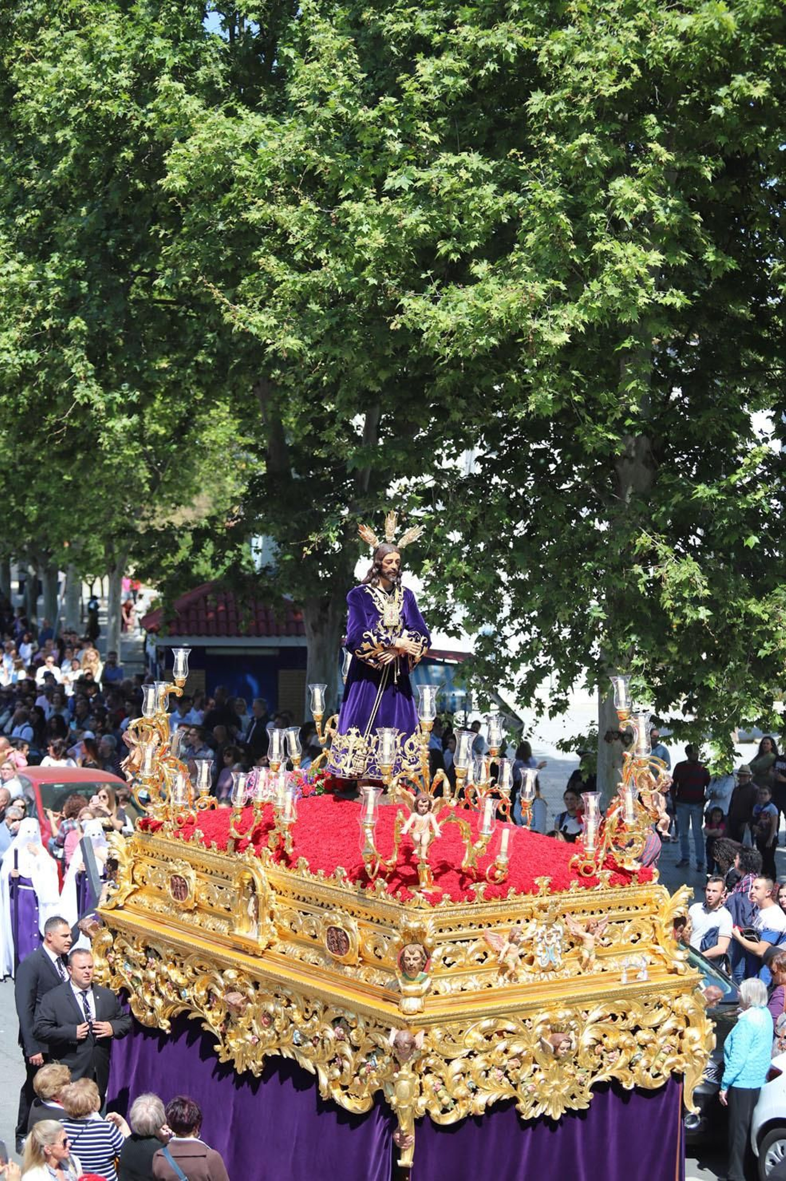 Imágenes del recorrido de la Hermandad del Cristo Cautivo de Huelva