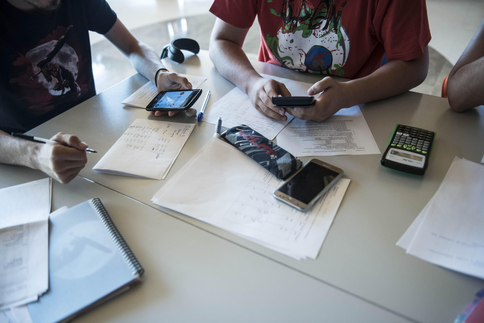 Los universitarios presentan niveles moderados de nomofobia, un miedo irracional a no disponer de su smartphone, según una investigación de la Universidad de Granada