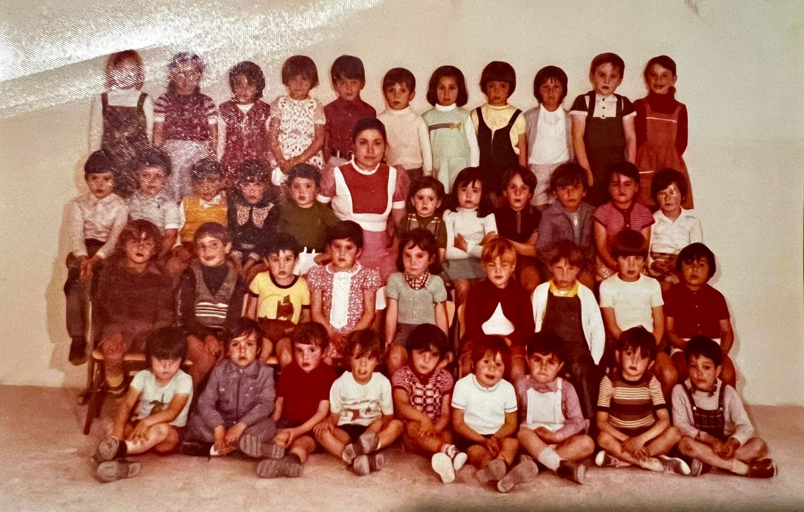 Doña María, en el centro en su juventud, en una de sus primeras clases como docente en la década de los setenta