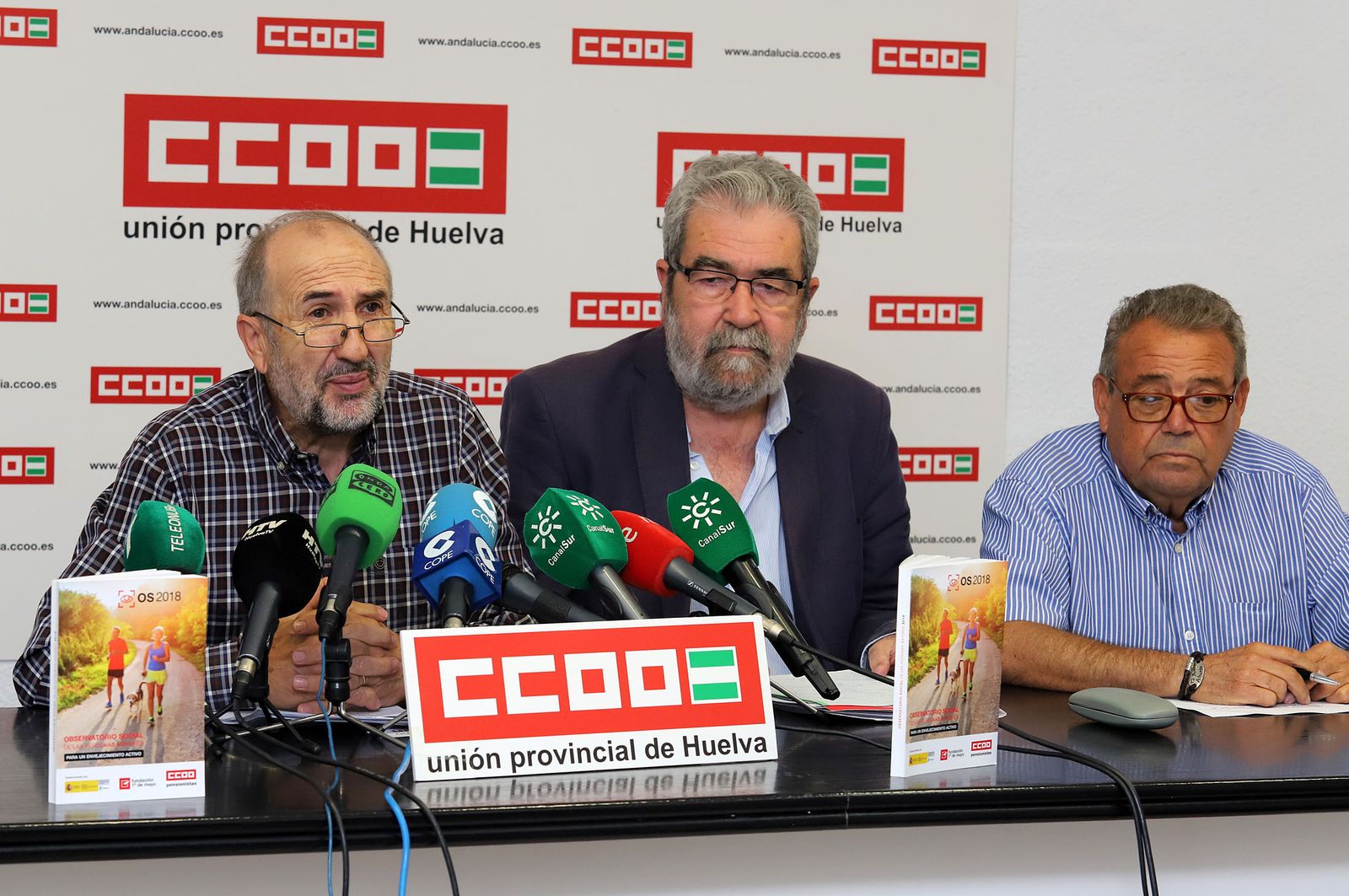 Julián Gutiérrez, Enrique Fernández y José Dolores en la sede de CCOO de Huelva.