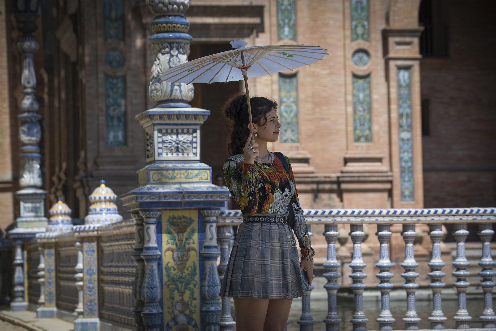 Turista en la Plaza de España de Sevilla.
