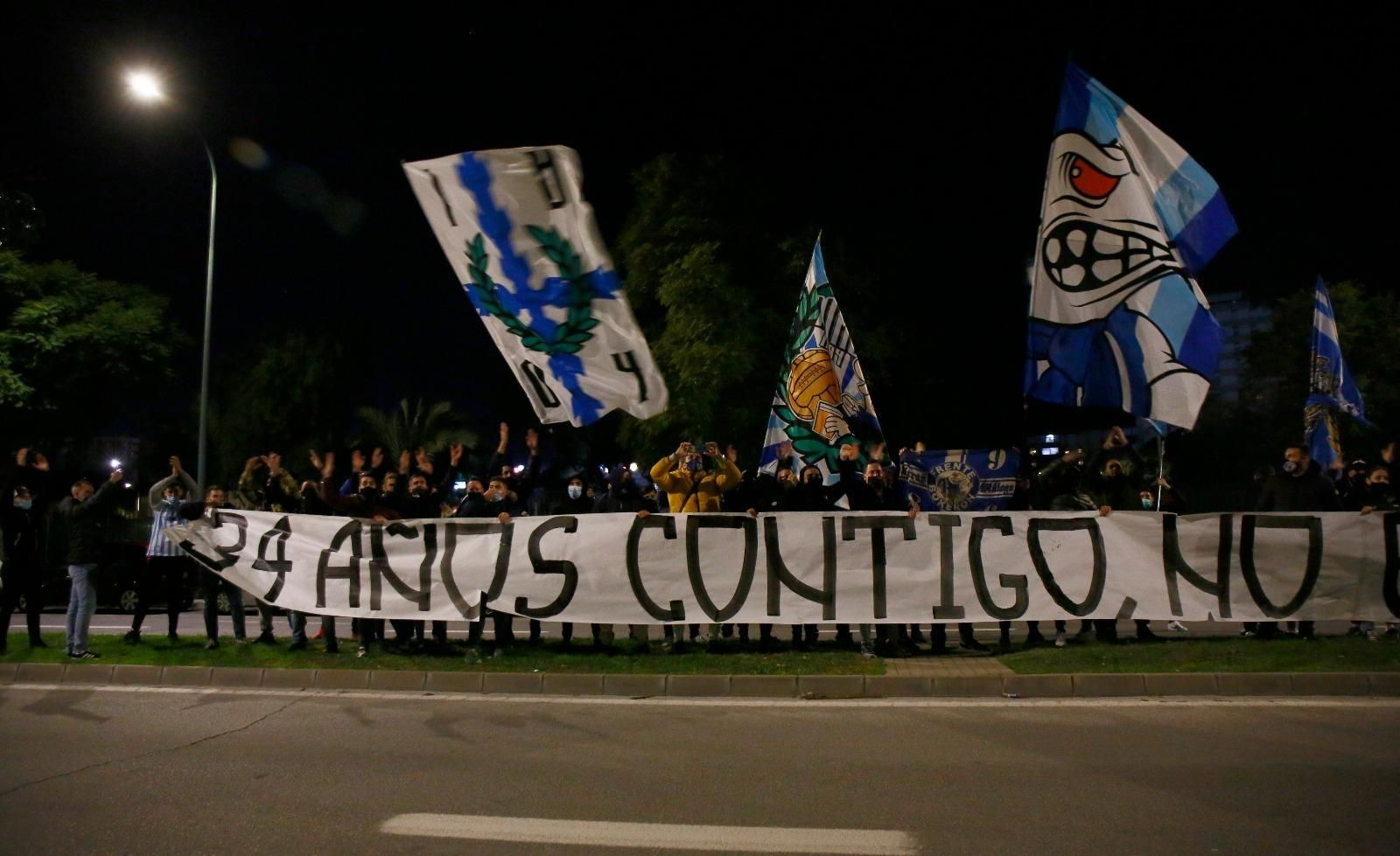 Las fotos del recibimiento al equipo y el calentamiento antes del Málaga - Cartagena