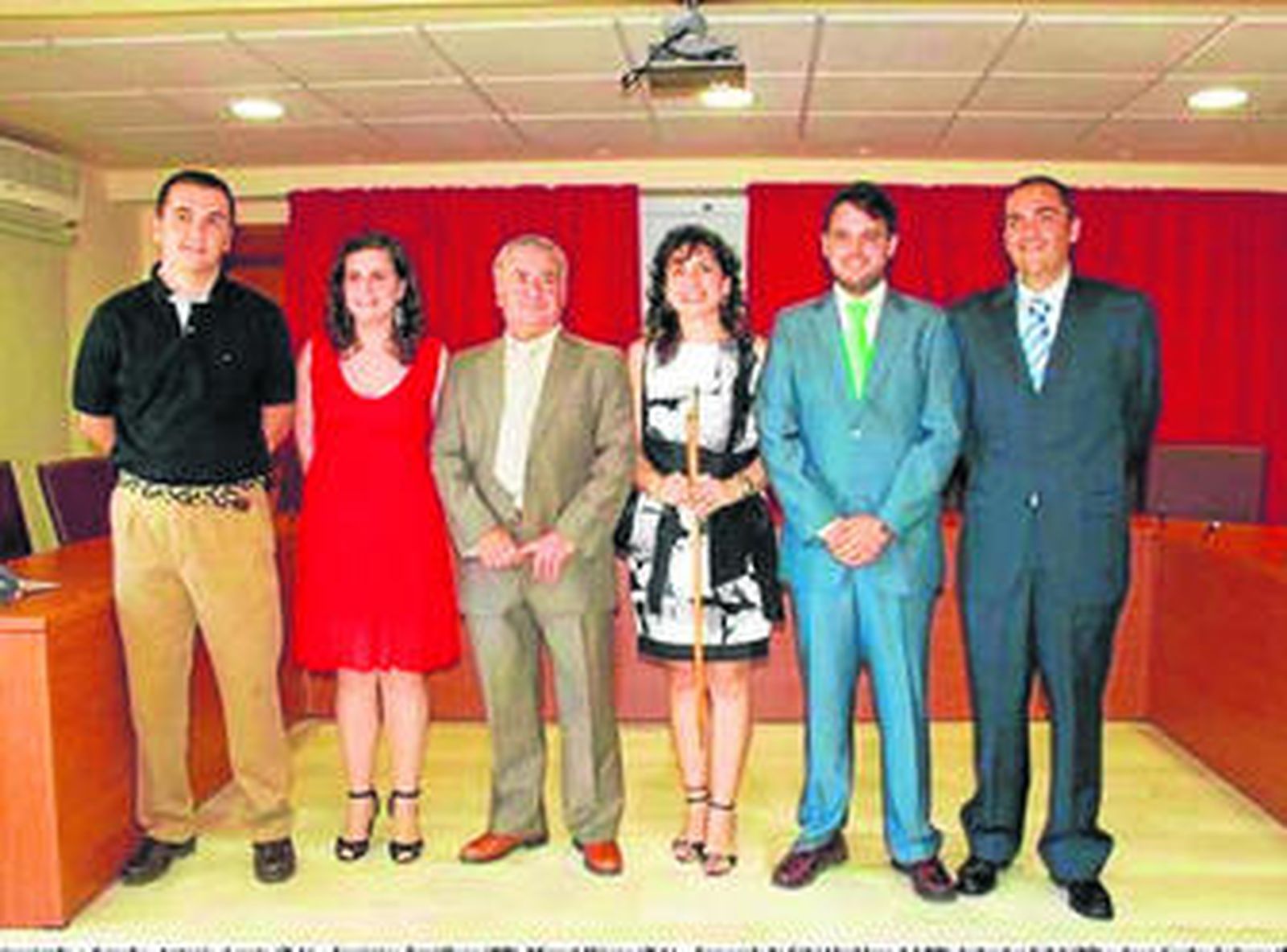 La alcaldesa popular, Inma Gil, en el centro, en su investidura con sus socios del PA y el resto de ediles del PP.
