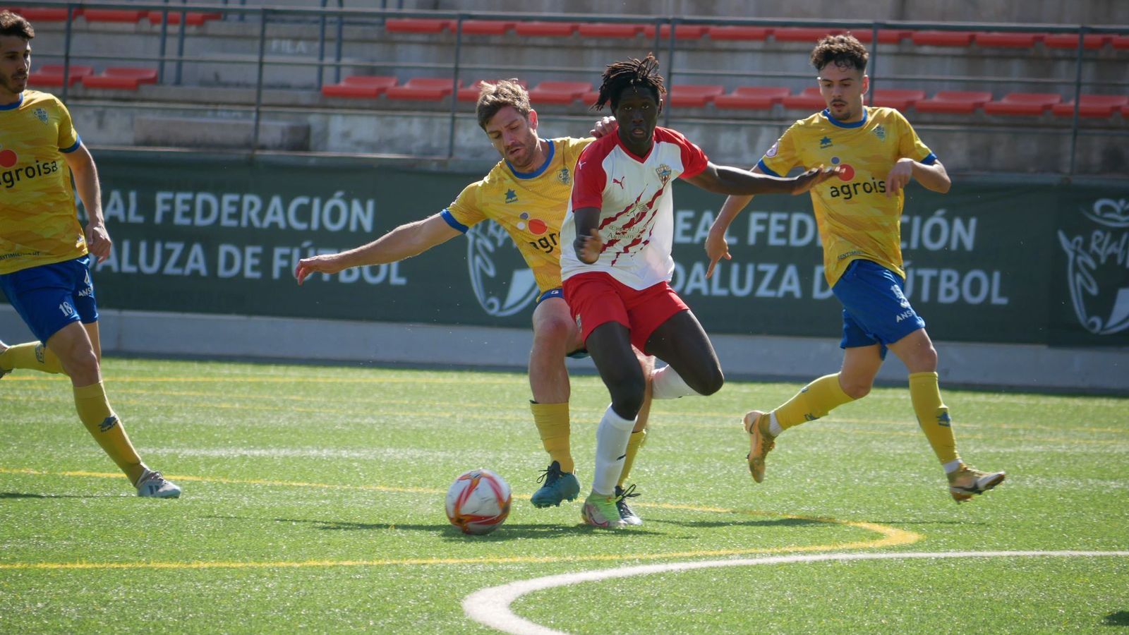 Marciano, rodeado de rivales.