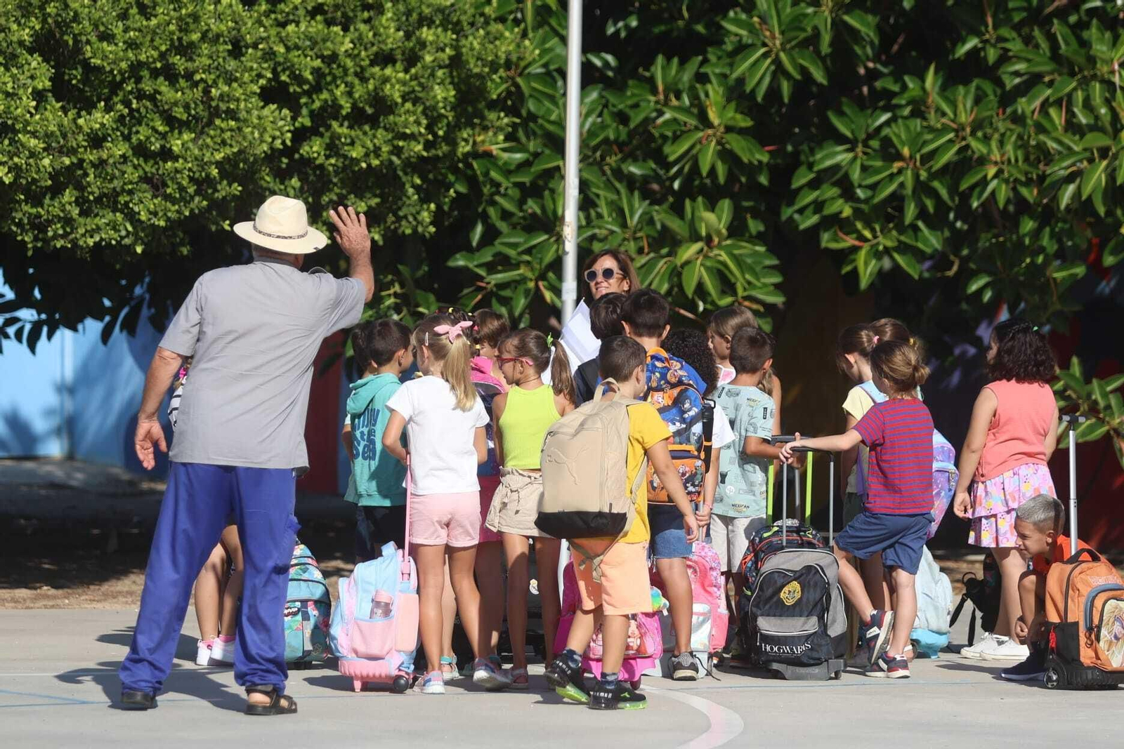 Niños de Primaria en el primer día de clase en Málaga.