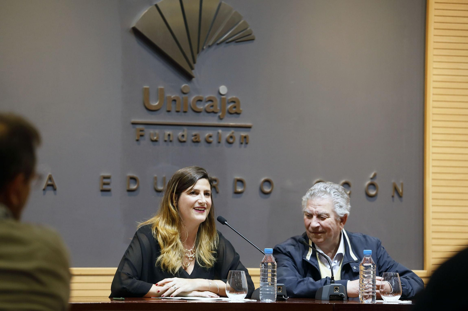 Ana Cabrera, de la Fundación Unicaja, y Salvador Guerrero, de la Sociedad Andaluza de Educación Matemática Thales.