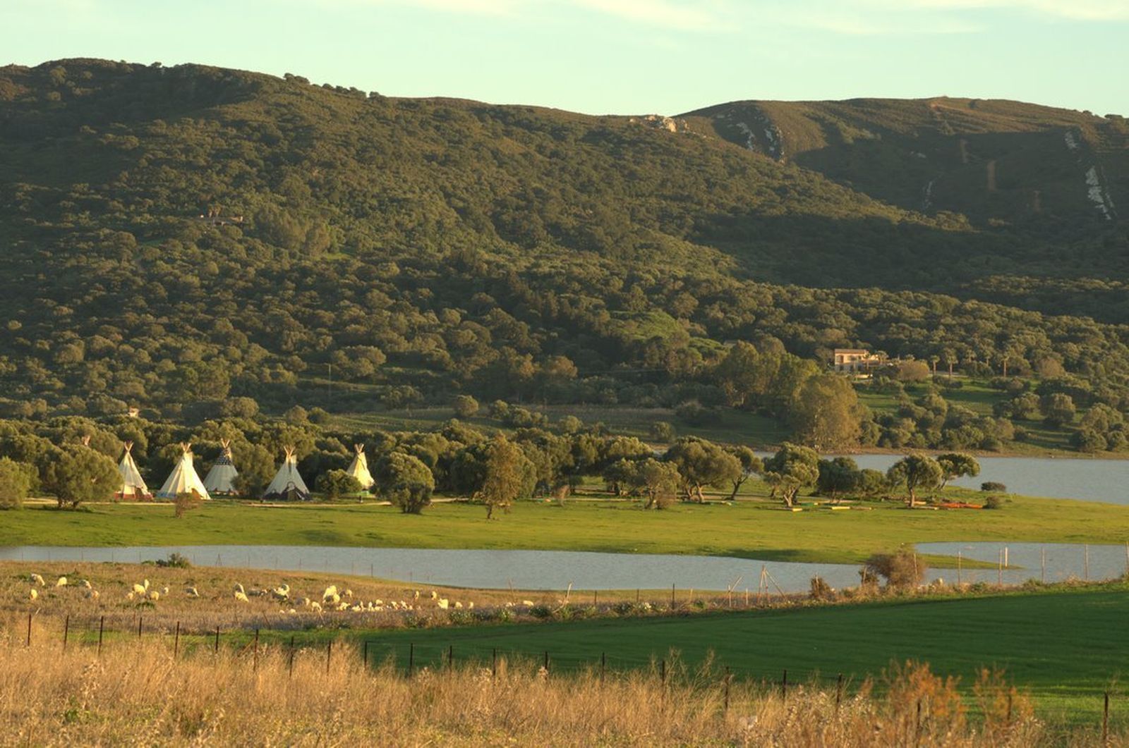 El Aula de la Naturaleza Wakana Lake junto a la orilla del embalse del Celemín.